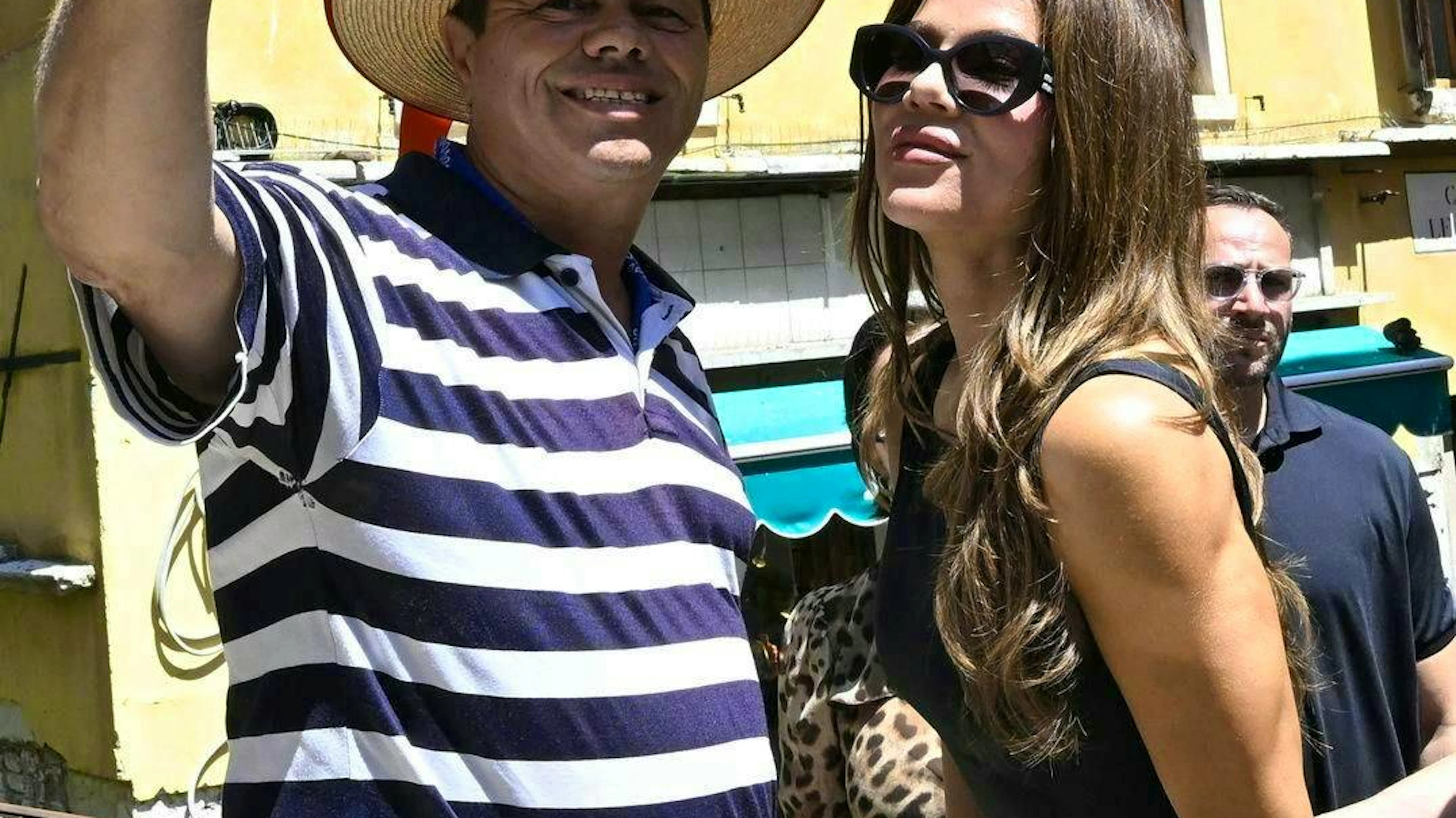 Khloé Kardashian pose pour un selfie avec un gondolier.