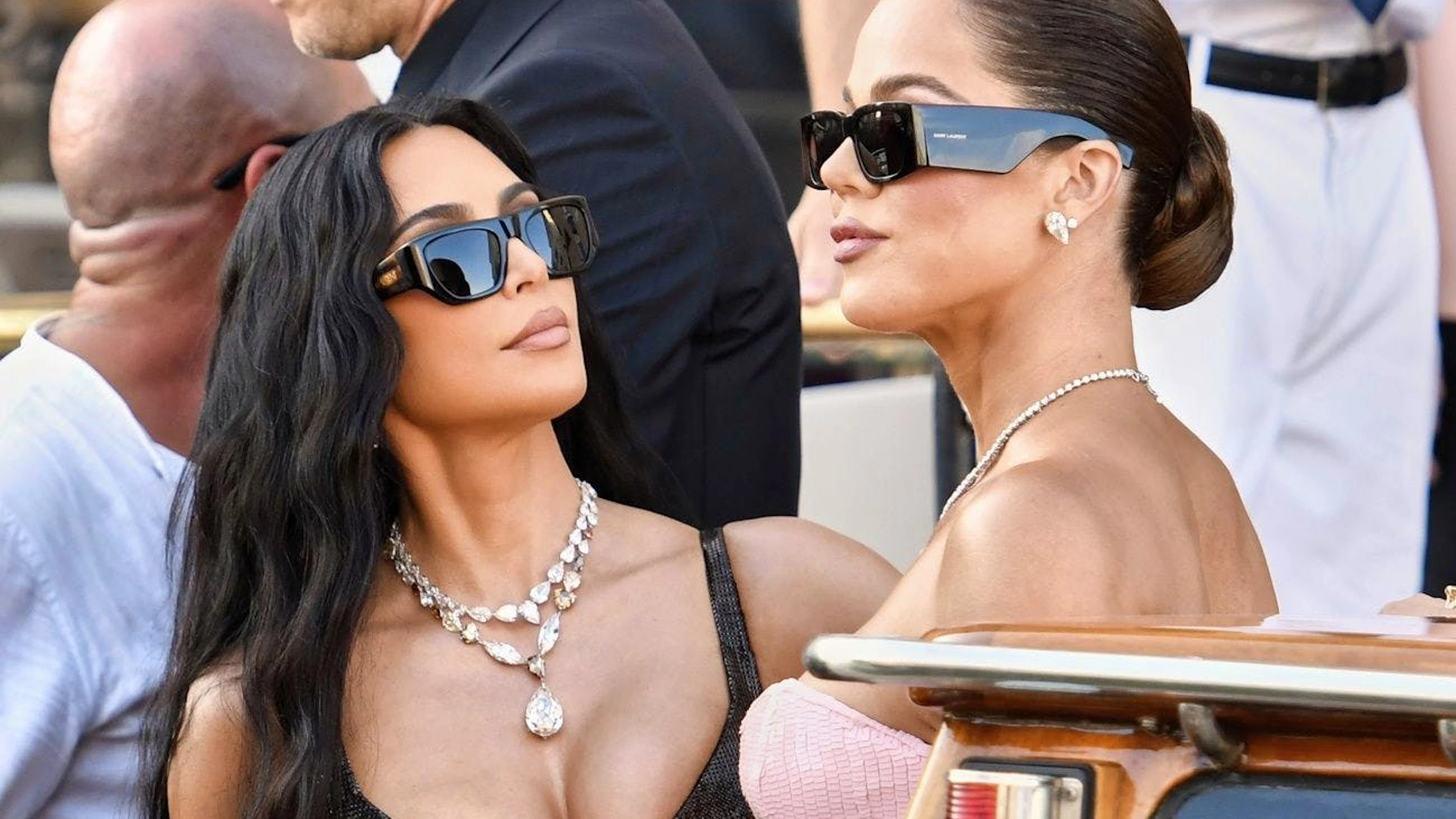 Auch der Kardashian-Clan war dabei. Kim Kardashian und Khloé Kardashian, ...
