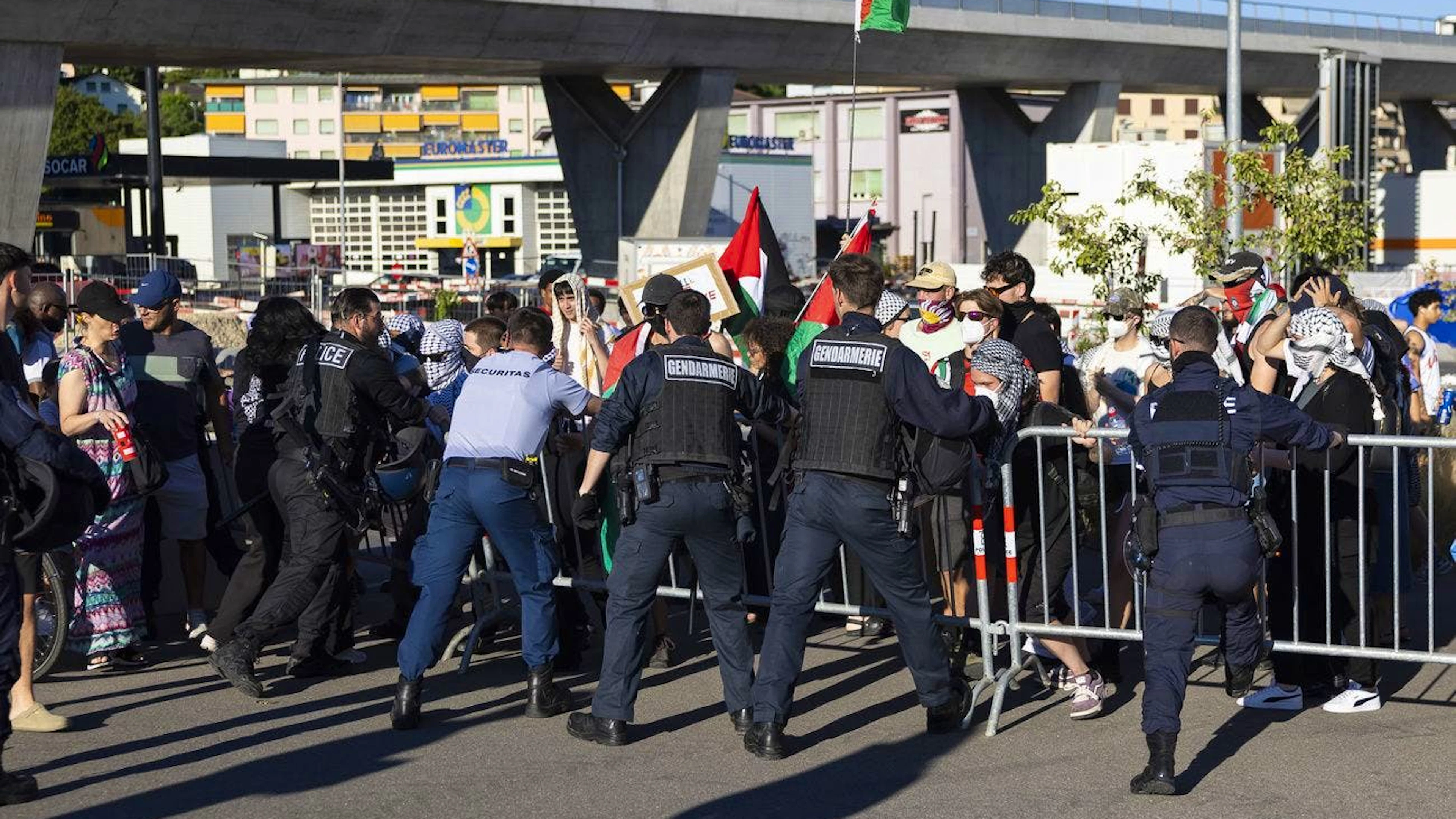 Des manifestants ont tenté d'entrer samedi soir dans la Vaudoise aréna pour empêcher la tenue de la rencontre de basket M19 entre la Suisse et Israël.