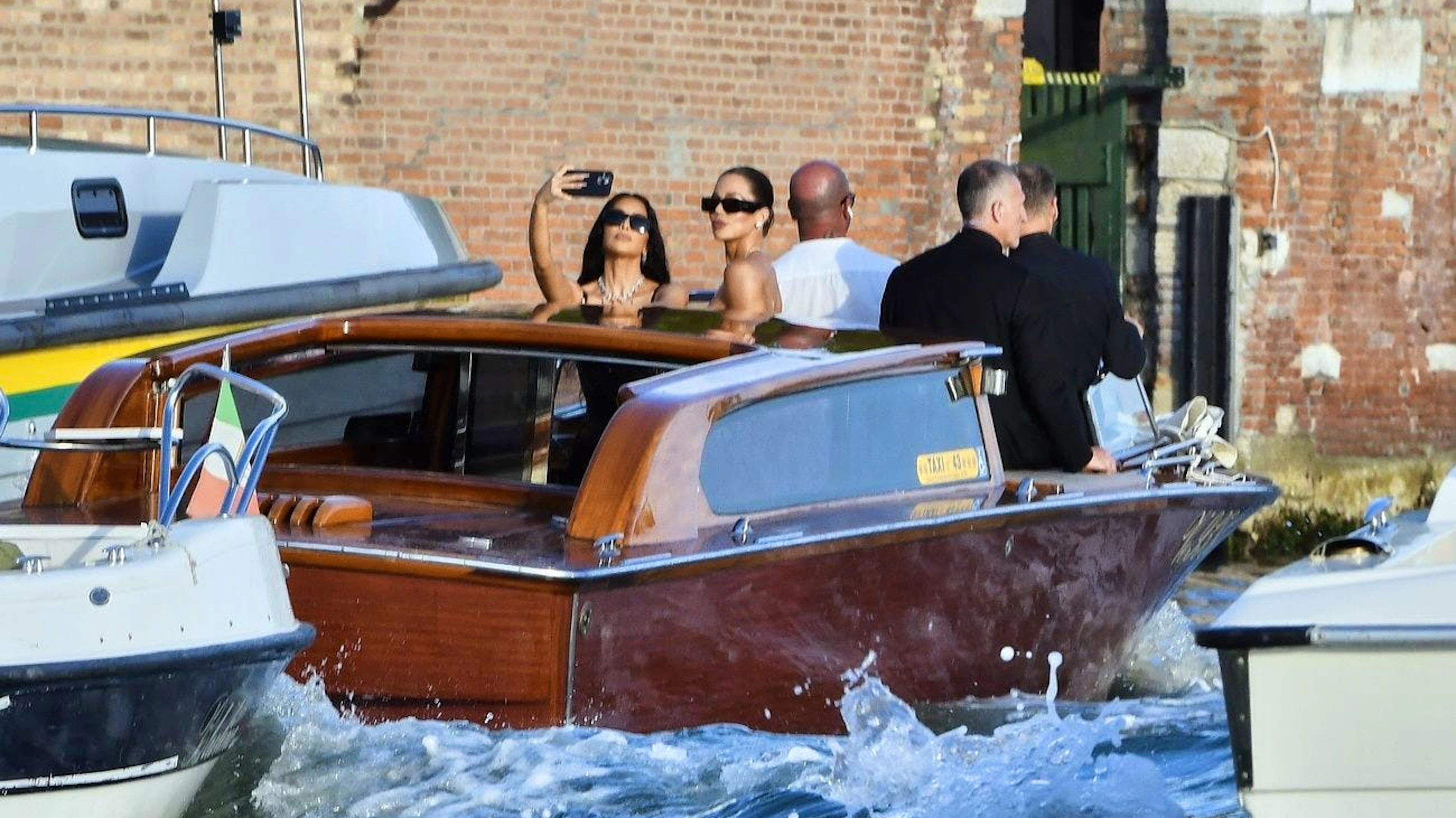 Für Content sorgt die Hochzeit sicherlich für genügend. Kim Kardashian (l.) und Khloé Kardashian auf einem Wassertaxi.