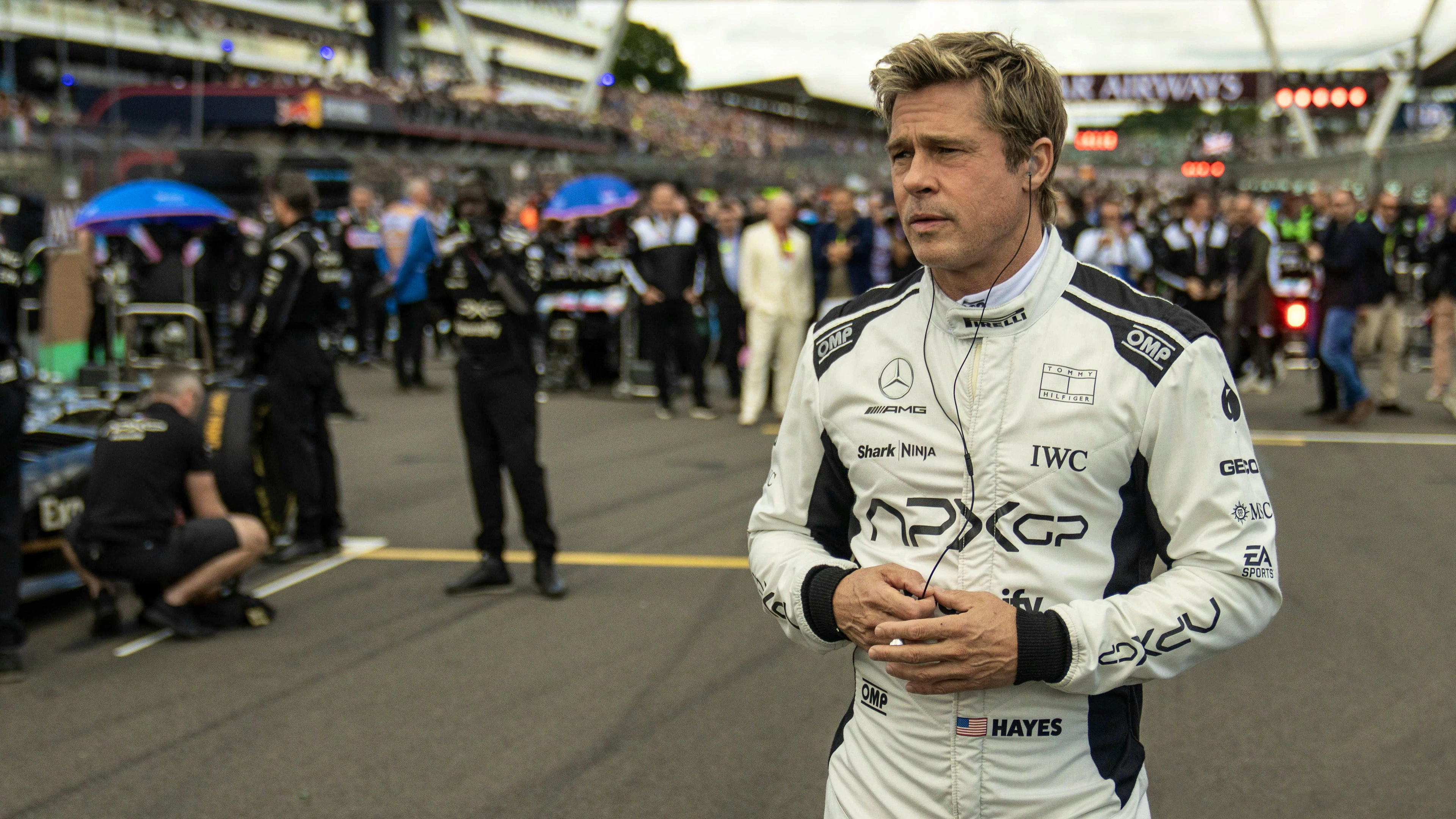 Brad Pitt incarne un pilote de Formule 1 qui sort de sa retraite pour encadrer et faire équipe avec un jeune pilote.