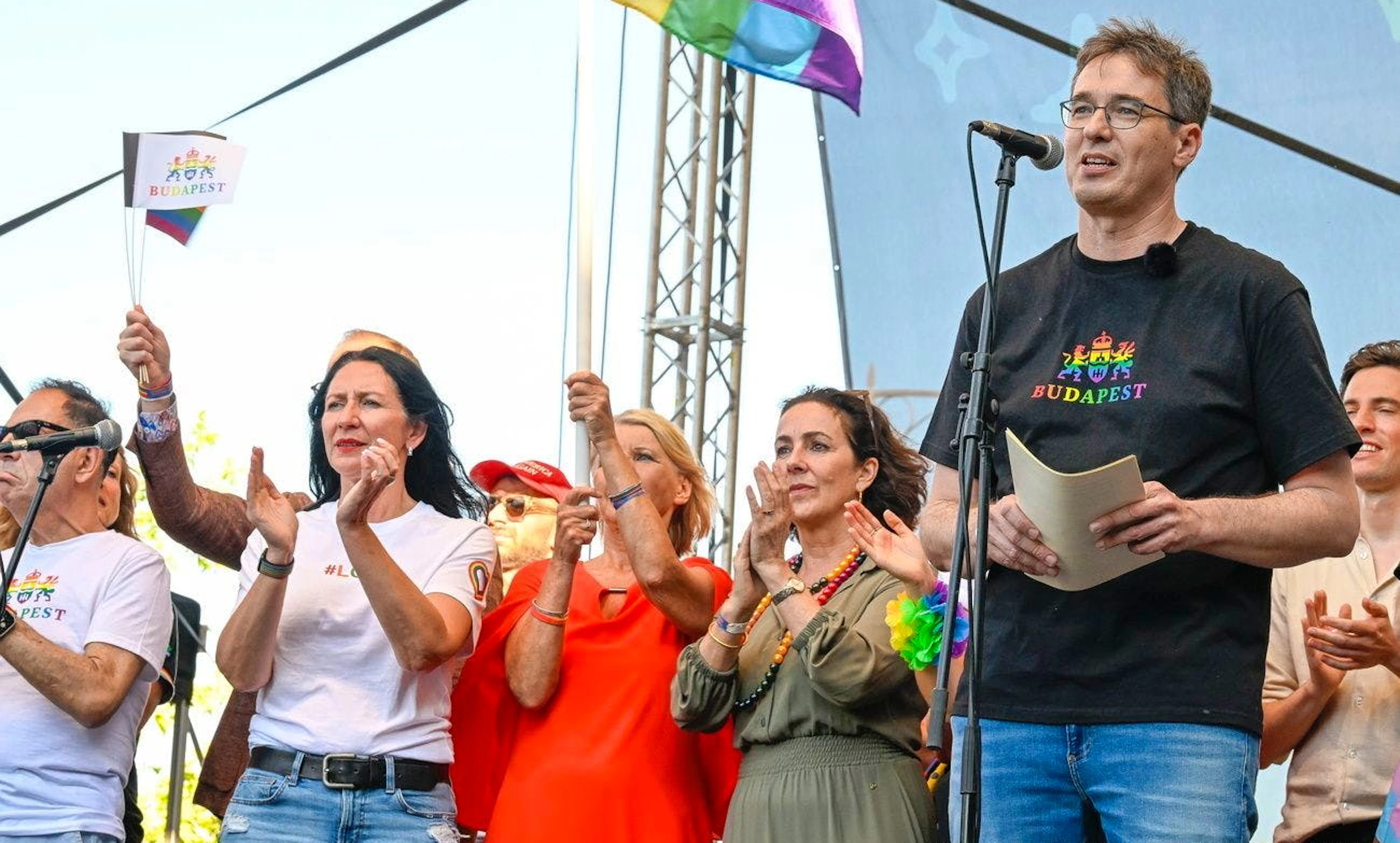 Der Budapester Bürgermeister Gergely Karacsony (r.) hält seine Rede während des Budapest Pride-Marschs in Budapest, Ungarn, am 28. Juni 2025.