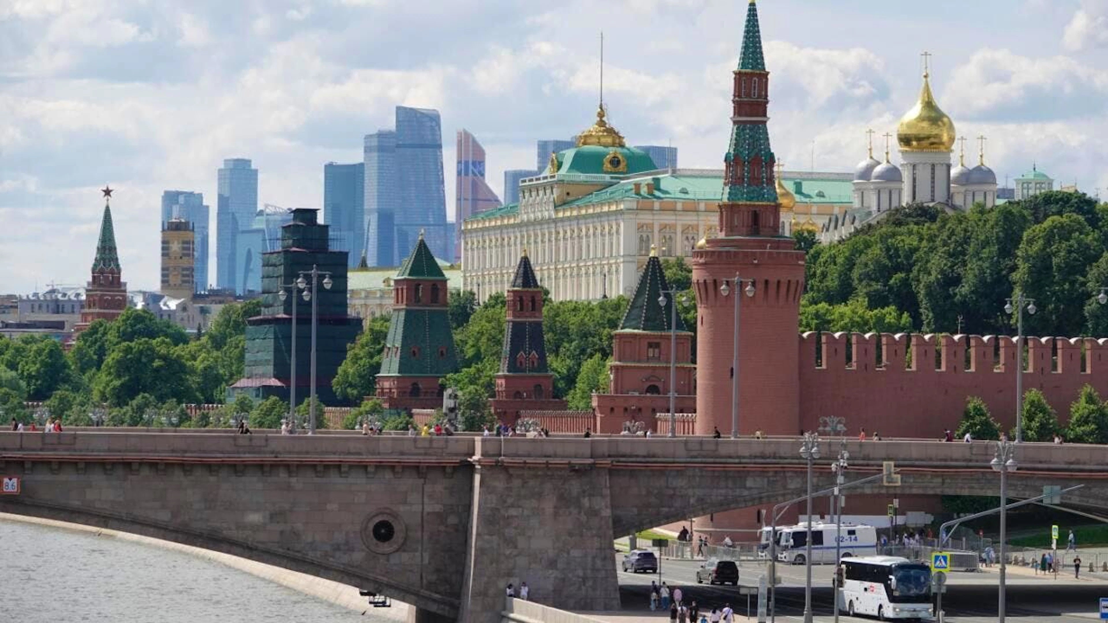 ARCHIV - Von der Moskwa aus sind hinter der Brücke der Kreml und Moskwa City zu sehen (Archivbild). Foto: Ulf Mauder/dpa