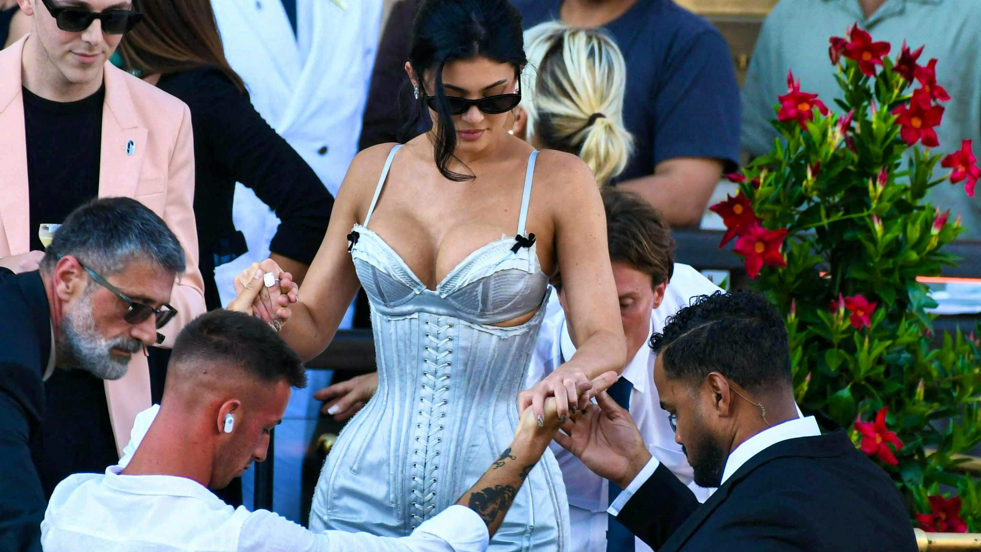 Pour le mariage de Bezos, Kylie Jenner a choisi une robe dans un ton argenté clair - un no-go pour de nombreux fans.