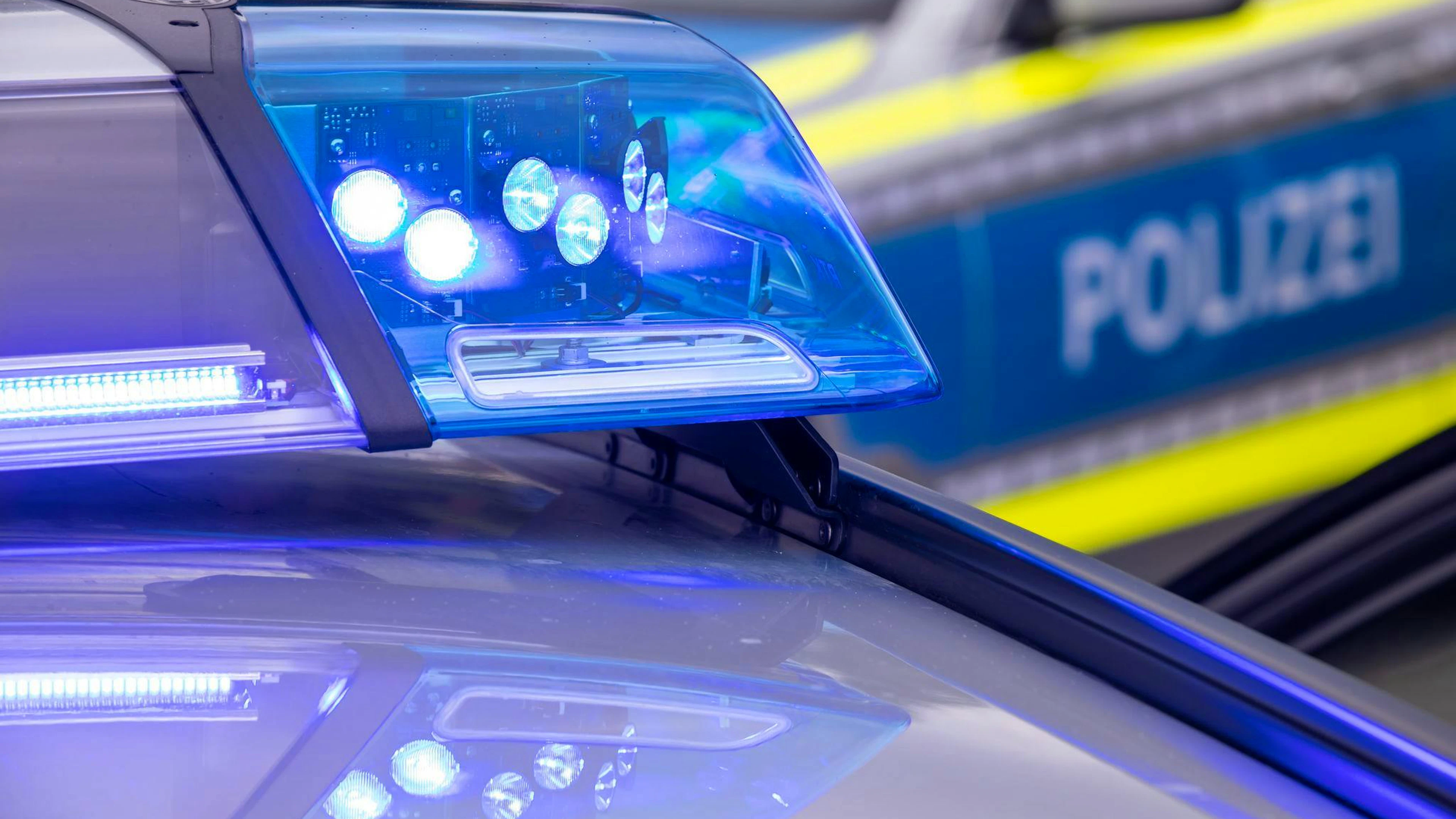 In Hamburg hat die Polizei eine tote 21-Jährige in einer Wohnung gefunden, ein schwerverletzter Mann starb in einem Spital. (Symbolbild)