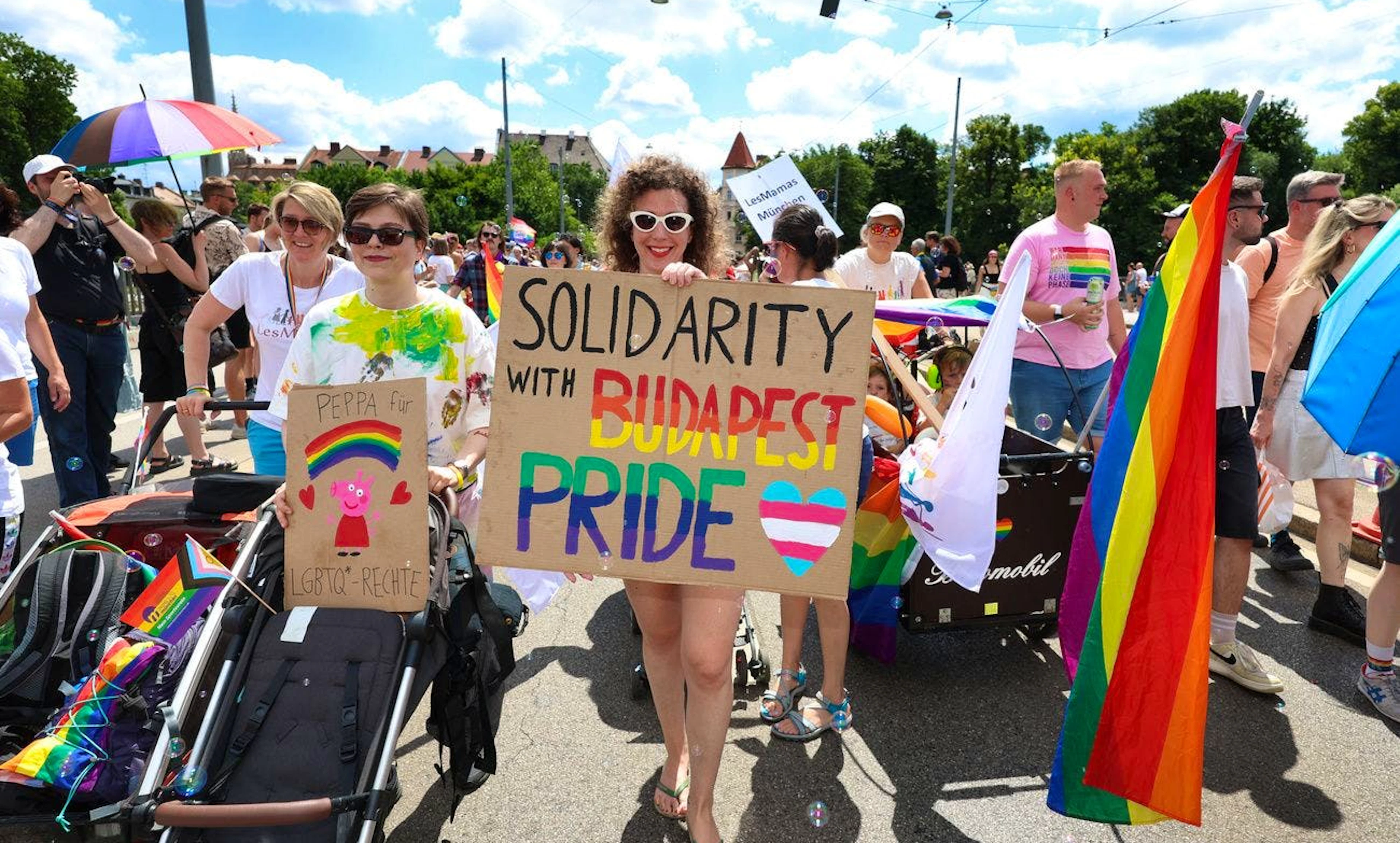Teilnehmer*innen des Christopher Street Day 2025 in München solidarisieren sich am 28. Juni mit der Pride in Budapest.