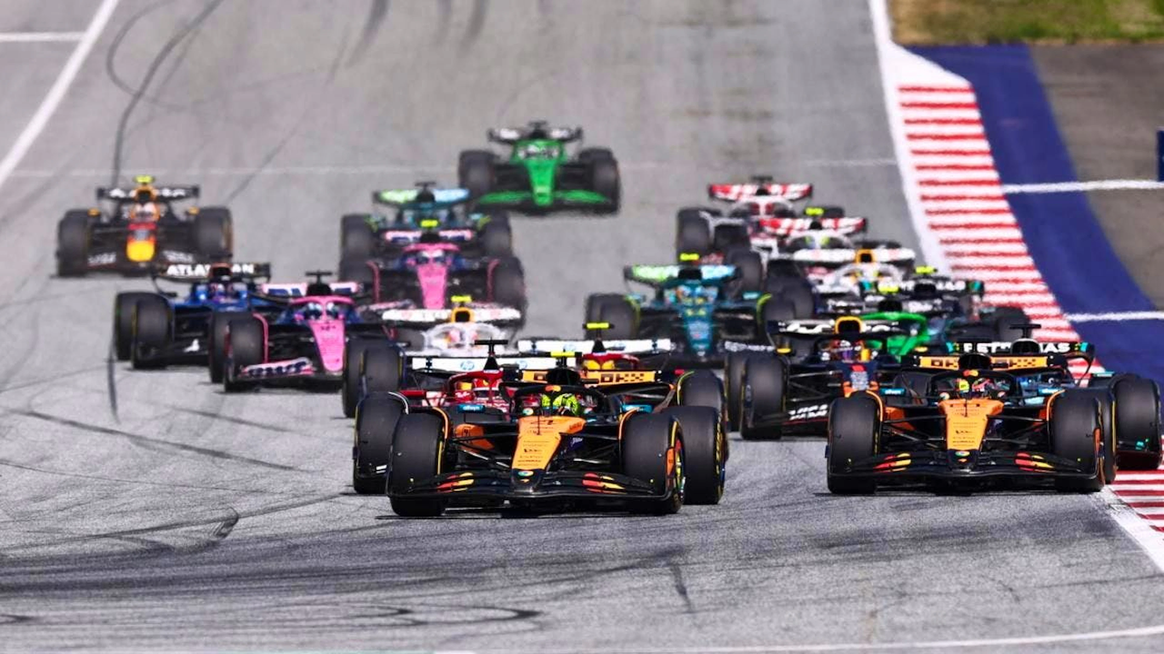 Der Anfang der Machtdemonstration von Lando Norris und Oscar Piastri in den McLaren