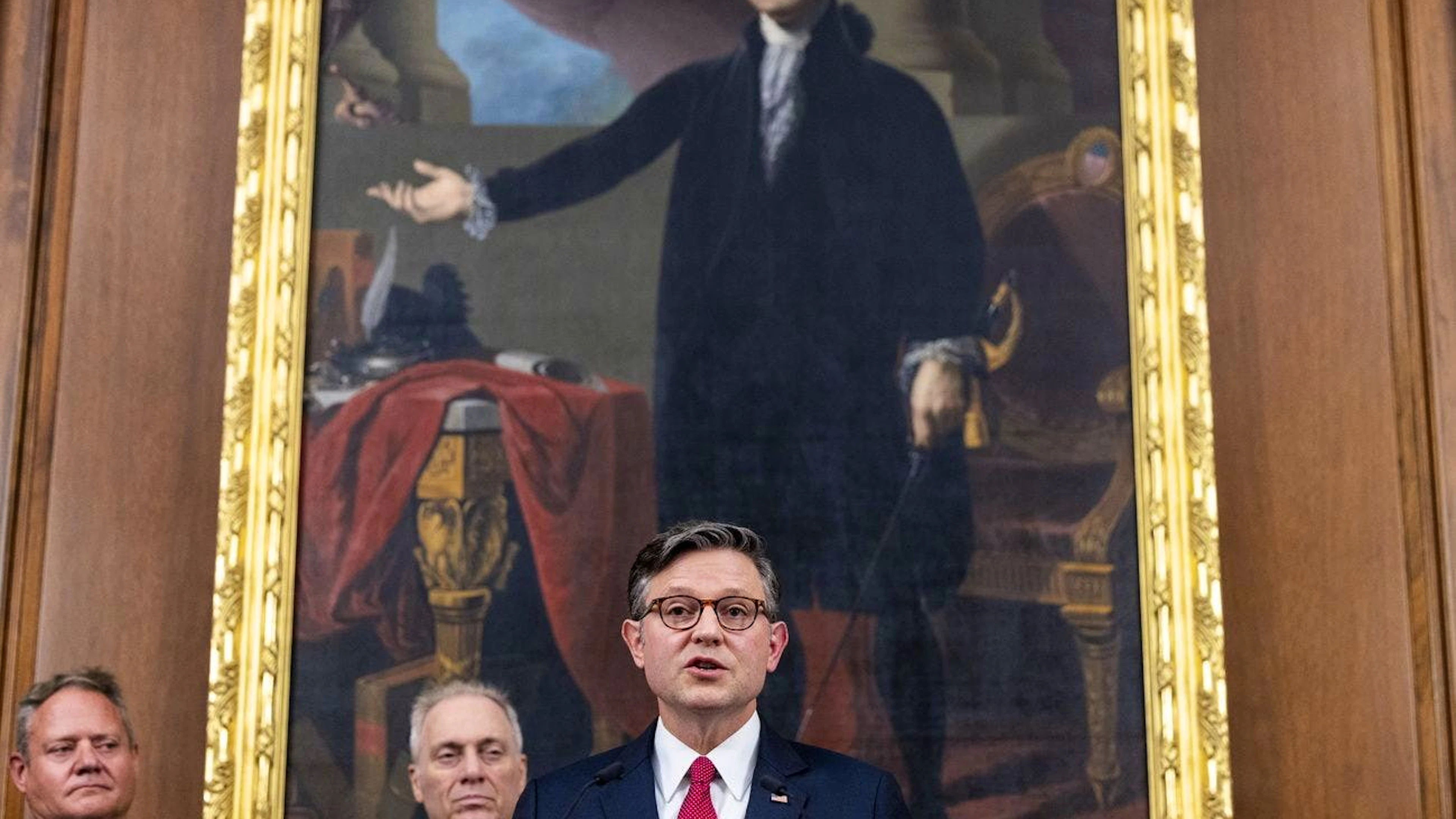 Le président de la Chambre des représentants, Mike Johnson (R), prononce un discours lors d’une conférence de presse après une réunion du caucus républicain au Capitole des États-Unis à Washington, DC, États-Unis, le 24 juin 2025. Le président Johnson, accompagné des dirigeants républicains de la Chambre et d’invités, a défendu les dispositions de la proposition de budget du président Trump, appelée «Grande et belle loi».