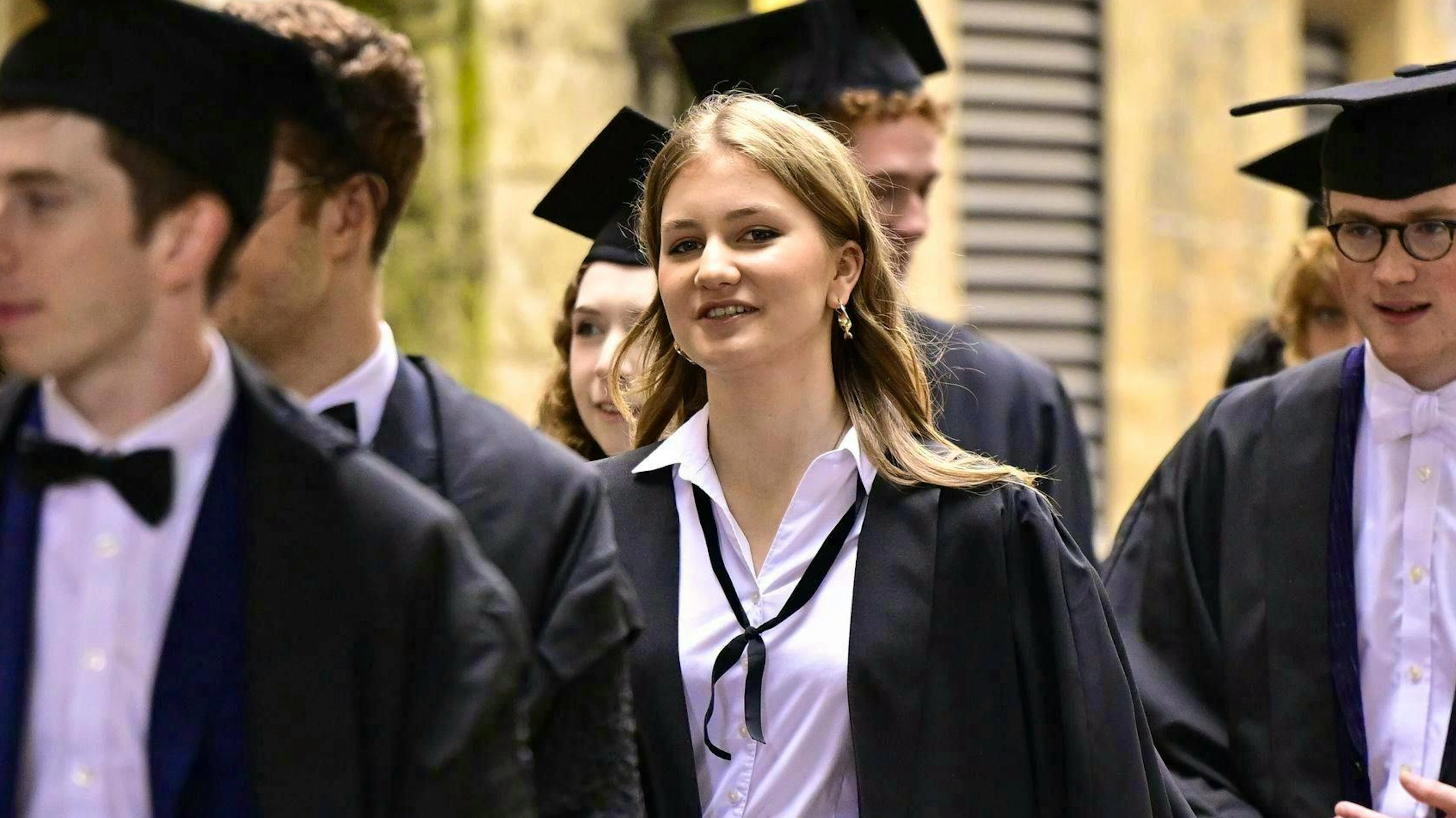 Come previsto, la principessa ereditaria belga Elisabetta completerà il suo Master nel maggio 2026 se il presidente degli Stati Uniti Donald Trump non metterà i bastoni tra le ruote.
