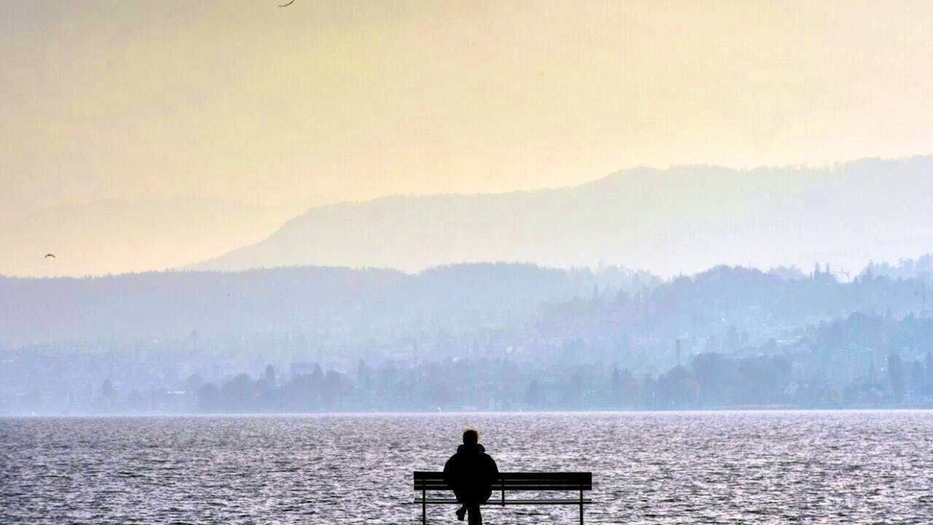 One in six people worldwide is affected by loneliness. (symbolic image)