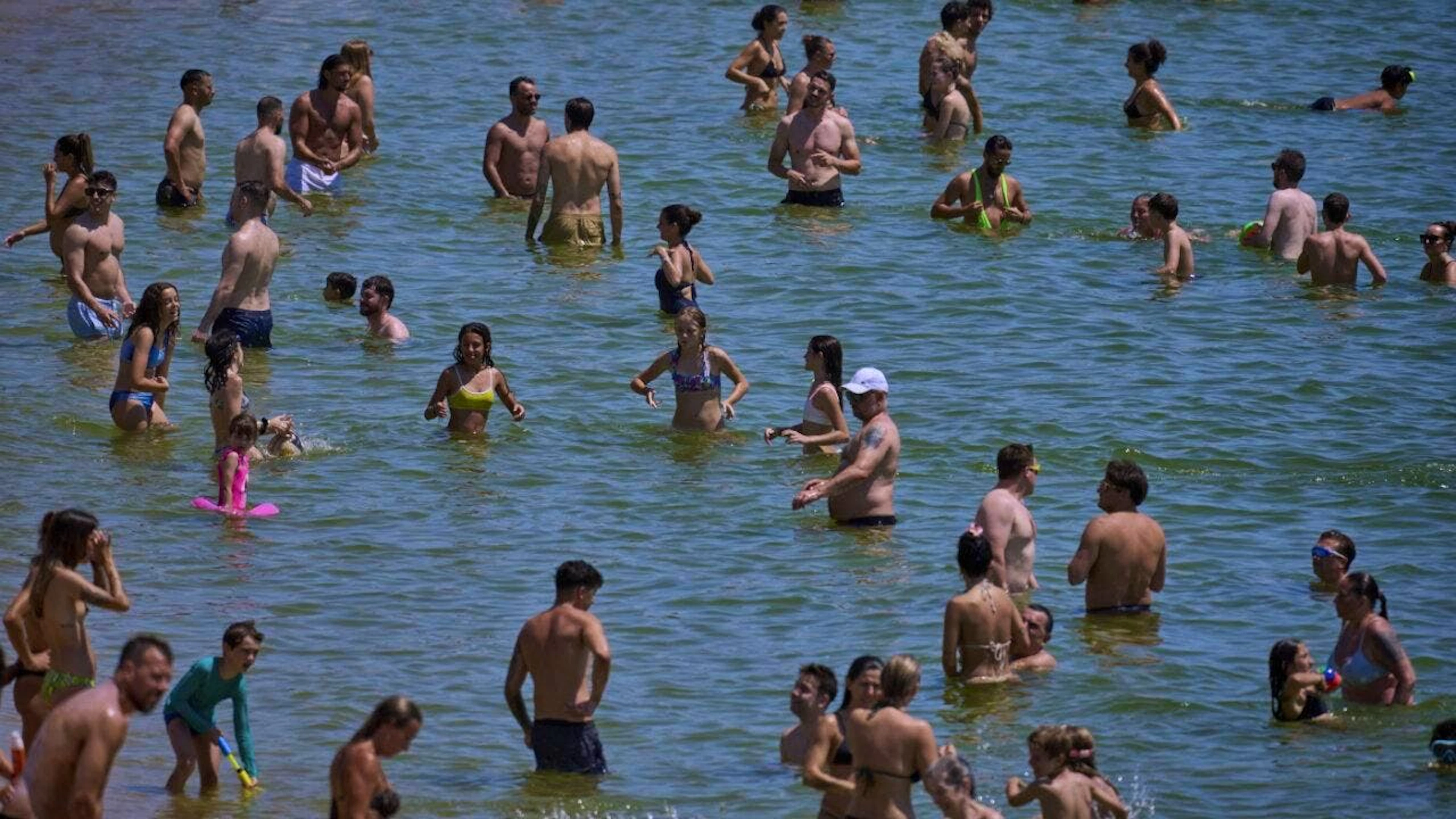 In Spagna le persone cercano refrigerio in mare
