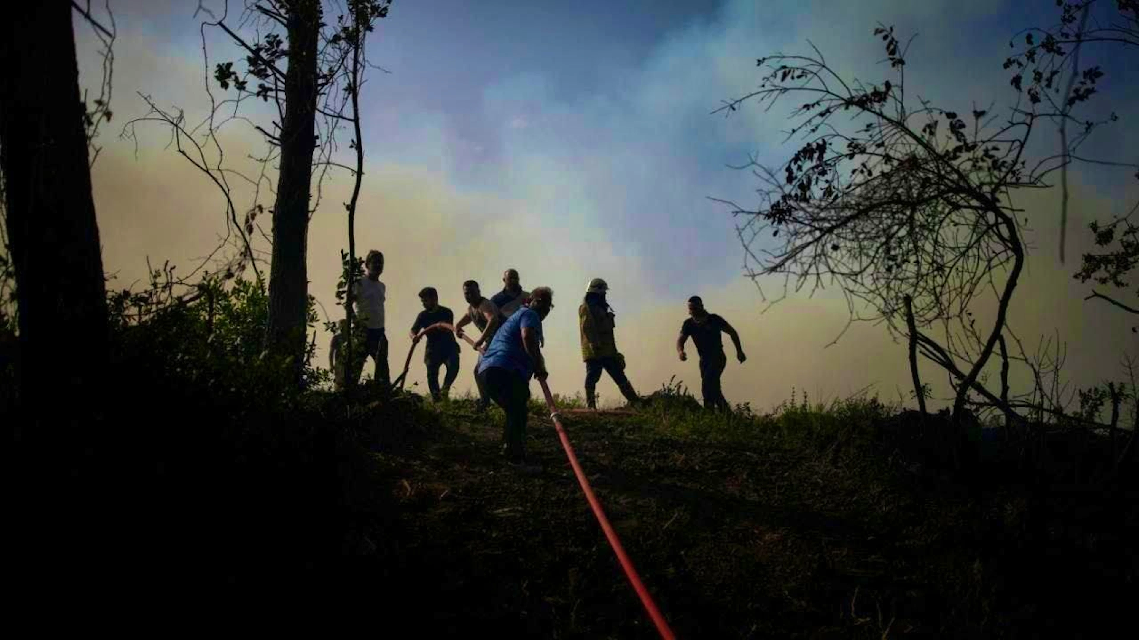 ARCHIVE - Locals and firefighters try to extinguish a forest fire in Beykoz, a suburb of Istanbul. Photo: Emrah Gurel/AP/dpa