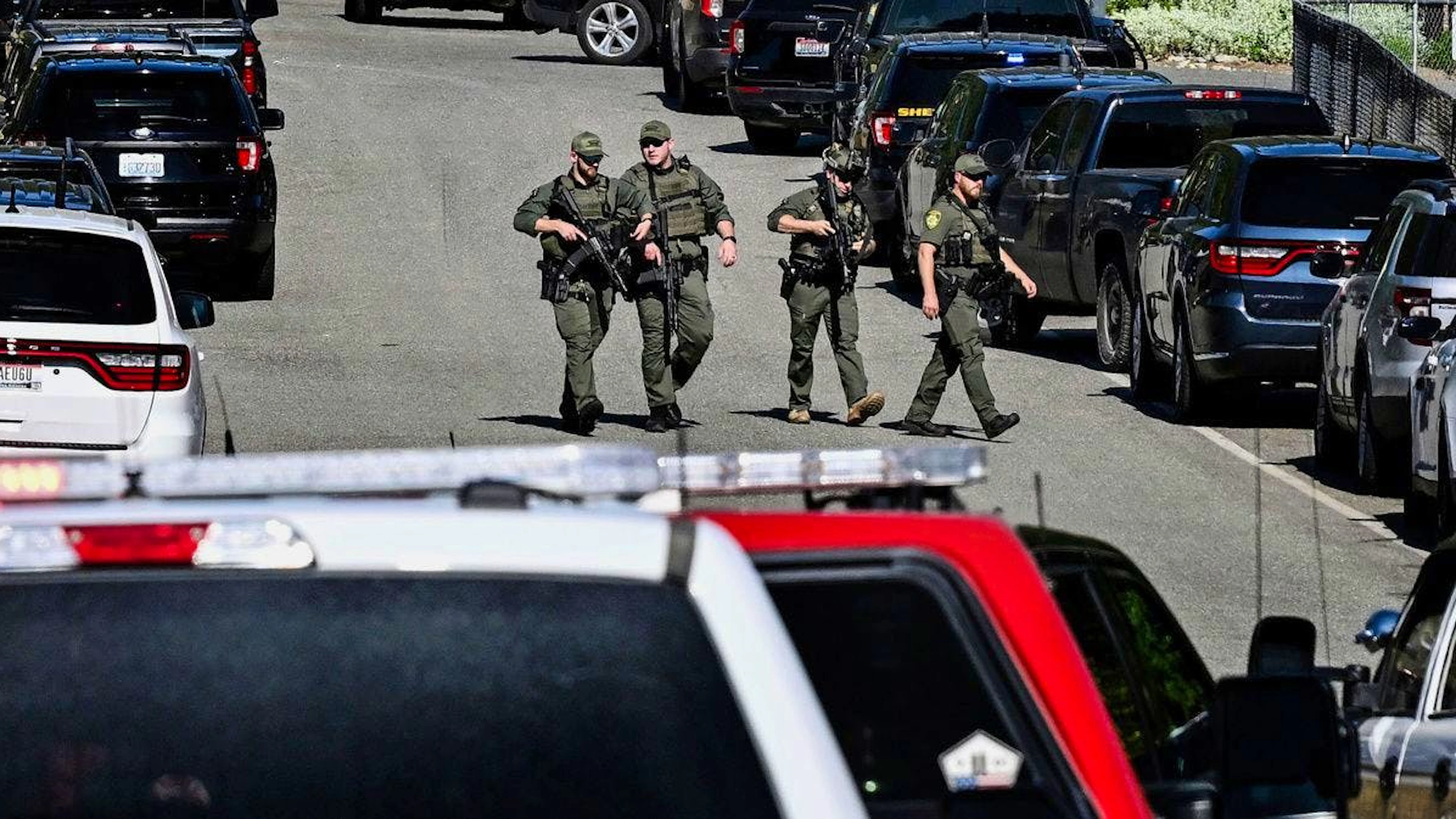 Polizisten im Einsatz in Coeur d’Alene in Idaho, nachdem auf Feuerwehrleute geschossen wurde.