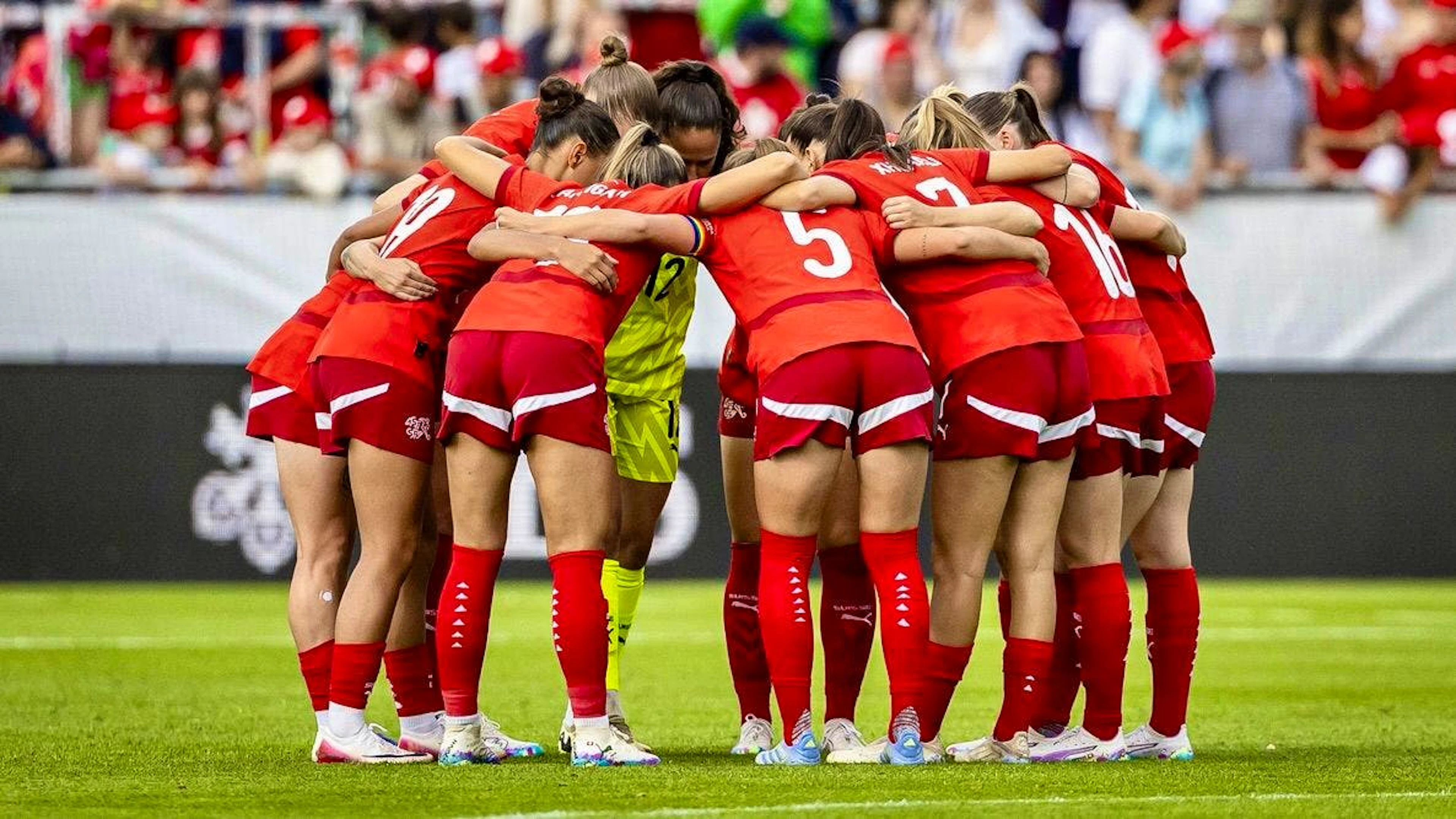 La vente de faux maillots bat déjà son plein en marge de l’Euro dames.