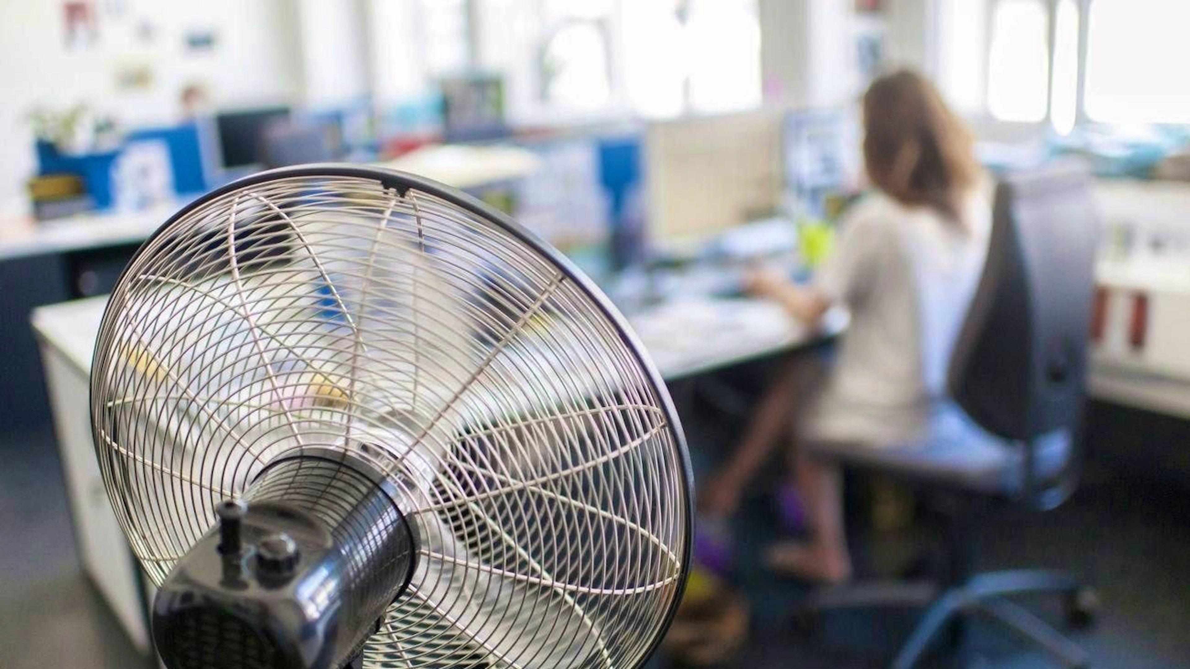 Les températures caniculaires à l'extérieur peuvent aussi réchauffer les bureaux et réduire la productivité des collaborateurs.