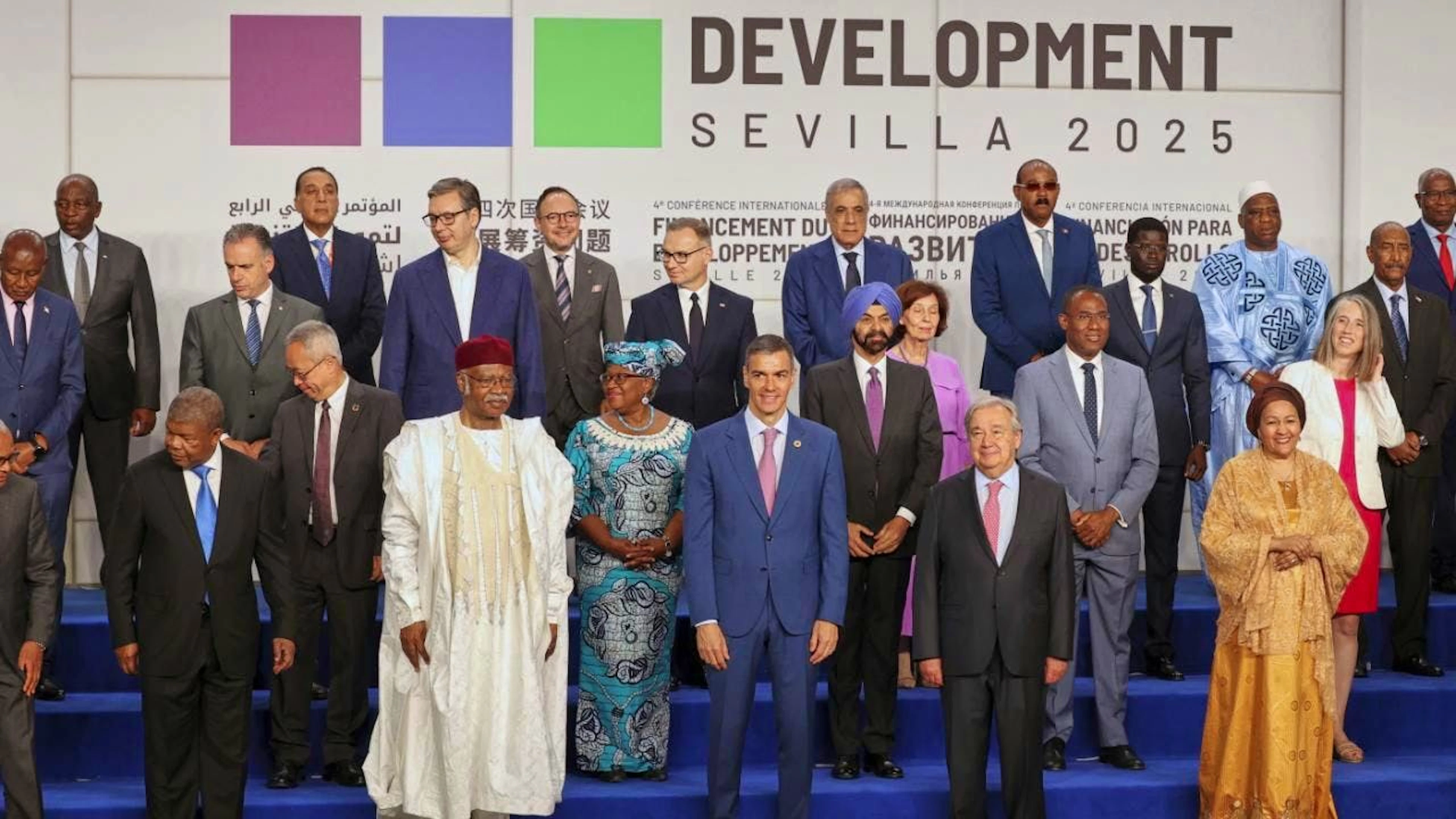 Il Segretario generale delle Nazioni Unite Antonio Guterres, al centro, accanto al primo ministro spagnolo  Pedro Sanchez,  posano per una foto con i leader e i rappresentanti delle nazioni, all'inizio della Conferenza internazionale sul Finanziamento per lo Sviluppo