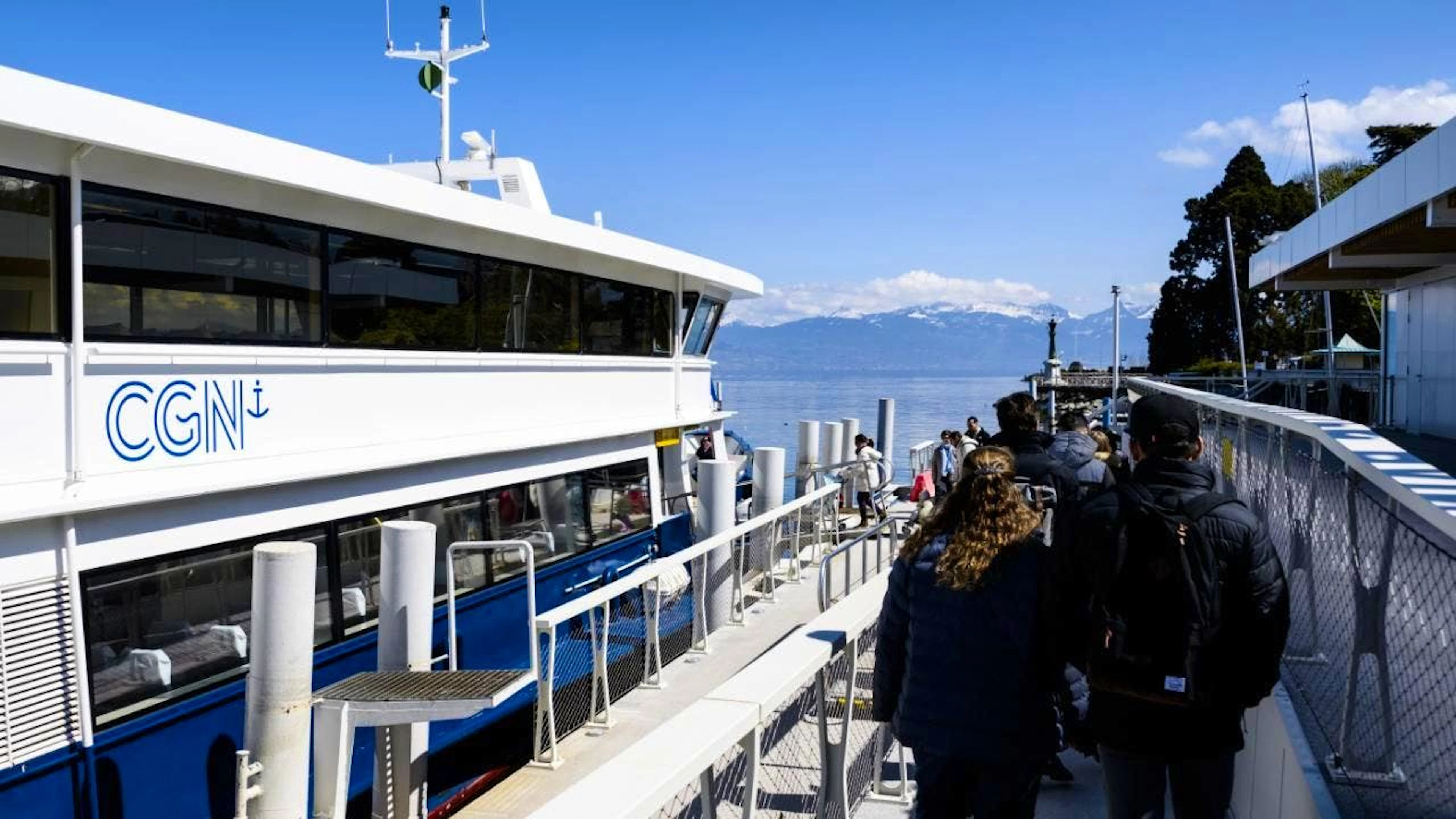 De nombreux travailleurs frontaliers prennent le bateau pour se rendre d'Evian (F) à Lausanne (archives).