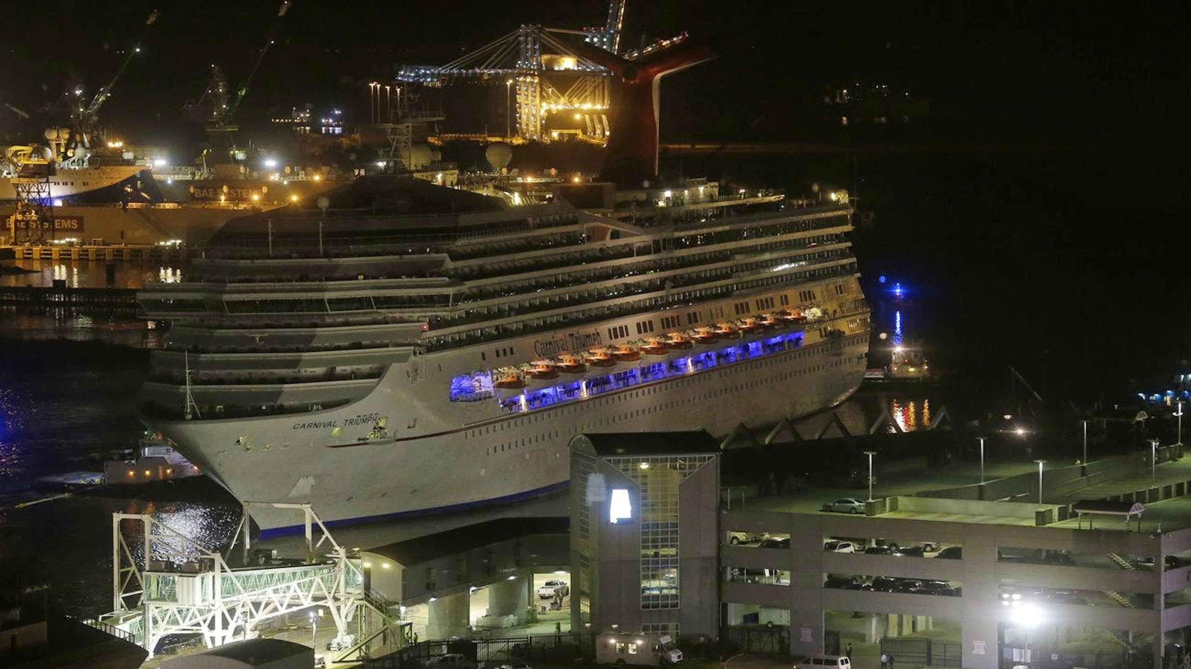 La Carnival Triumph entra nel porto di Mobile, in Alabama.