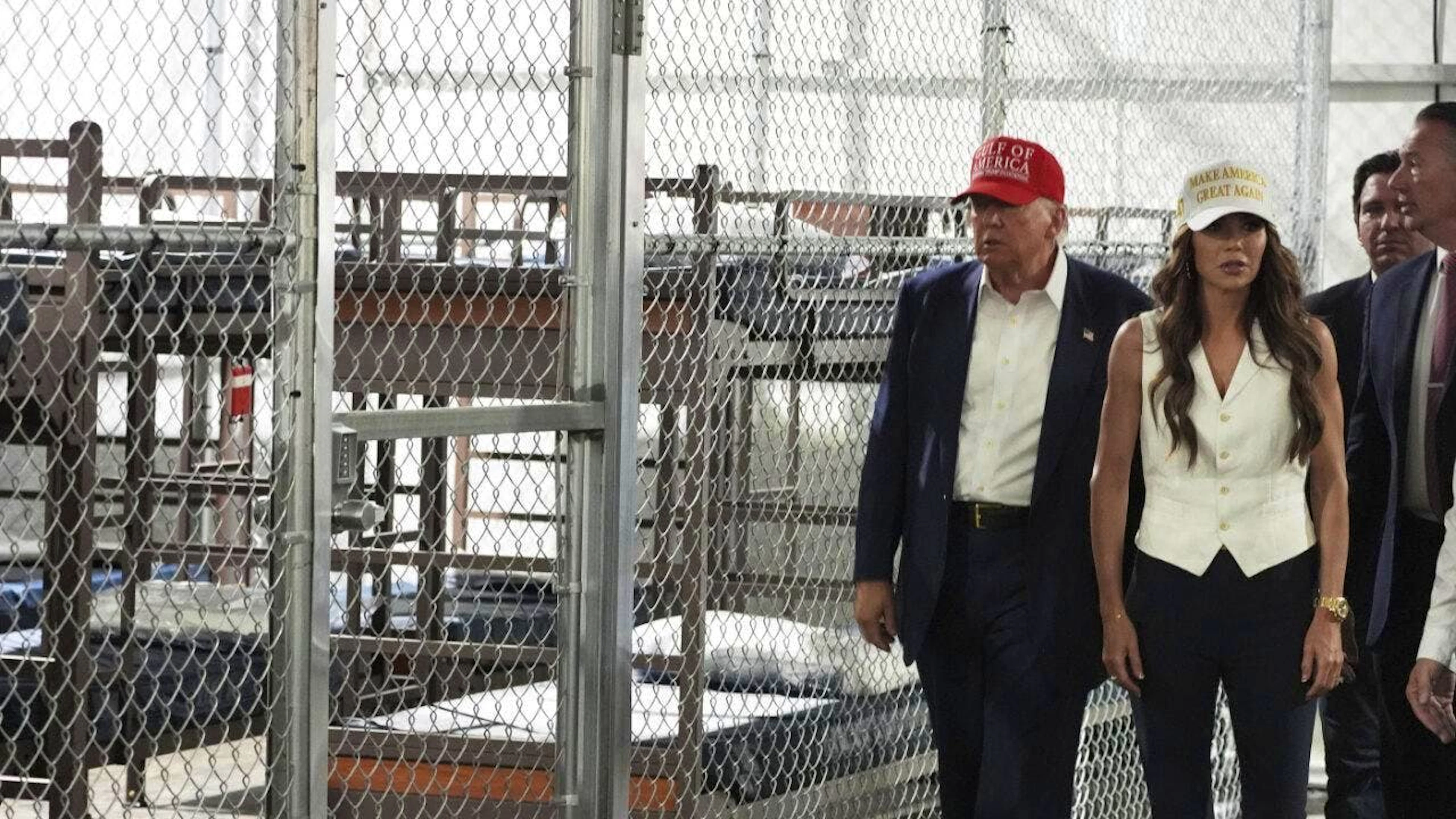 Le président américain Donald Trump a visité le centre en compagnie de la ministre de la Sécurité intérieure Kristi Noem.
