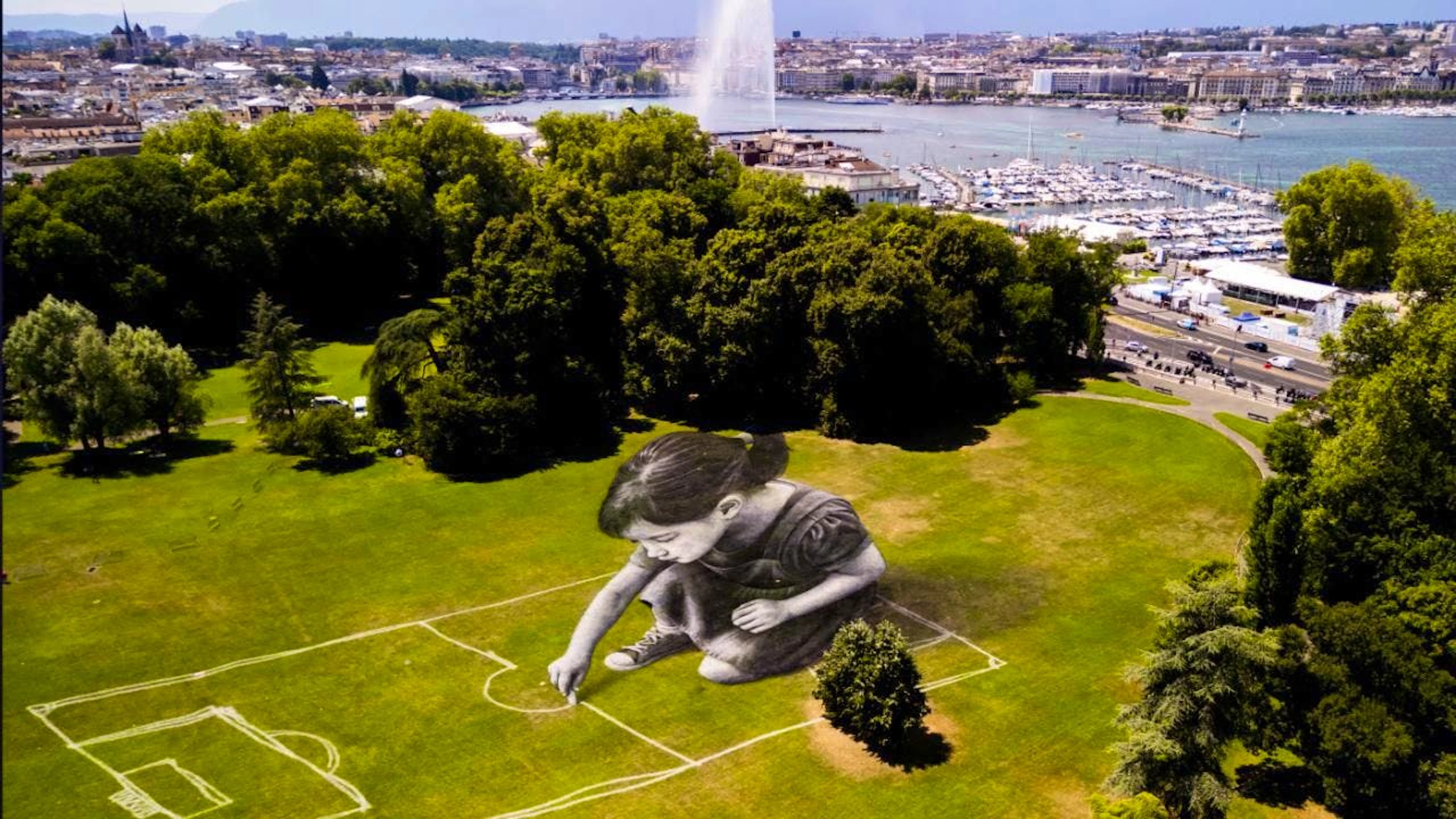 Pour l'artiste Saype, cette fresque célèbre le jeu et le partage.