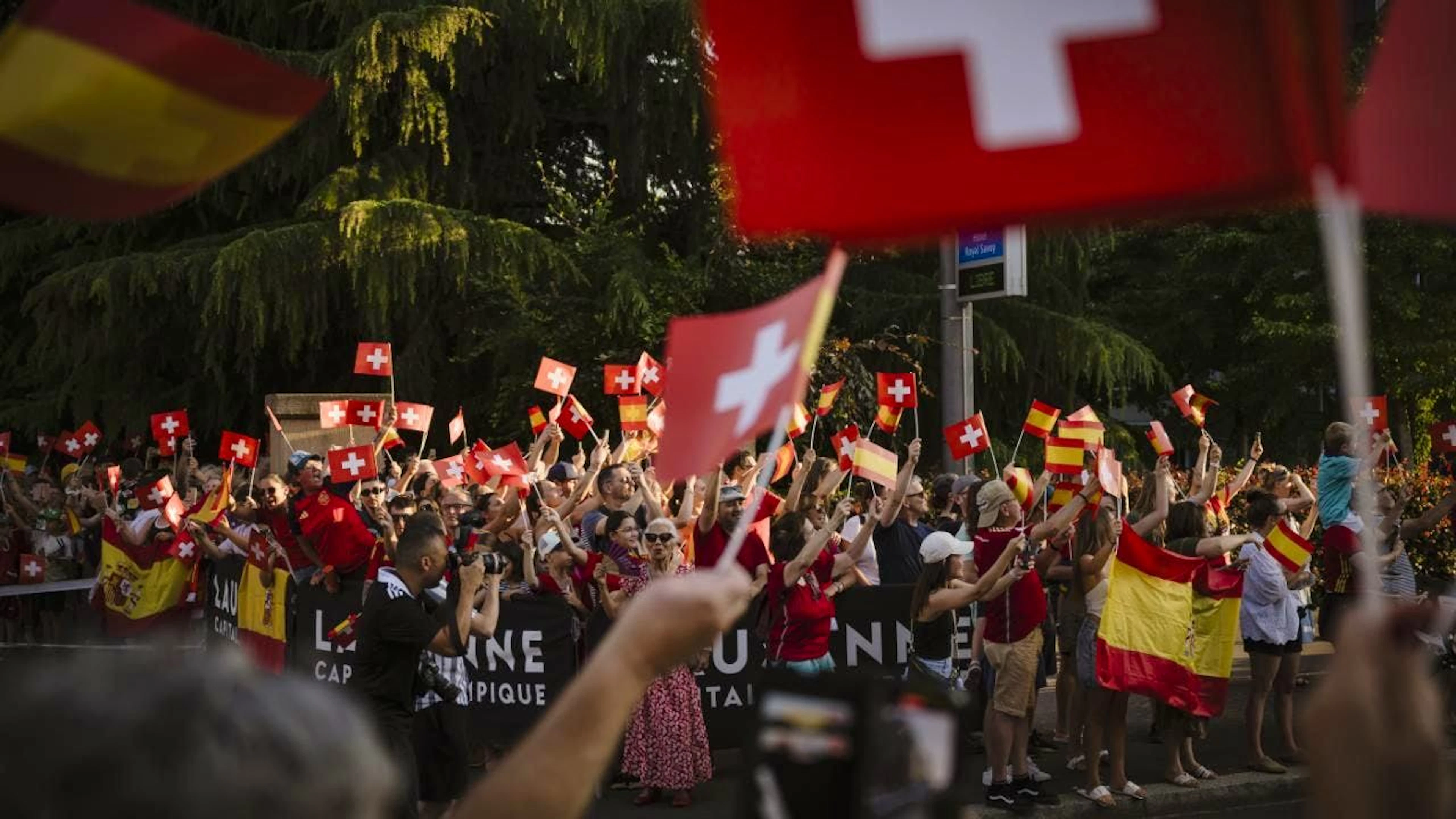 Die Weltmeisterinnen aus Spanien werden bei ihrer Ankunft in Lausanne frenetisch willkommen geheissen