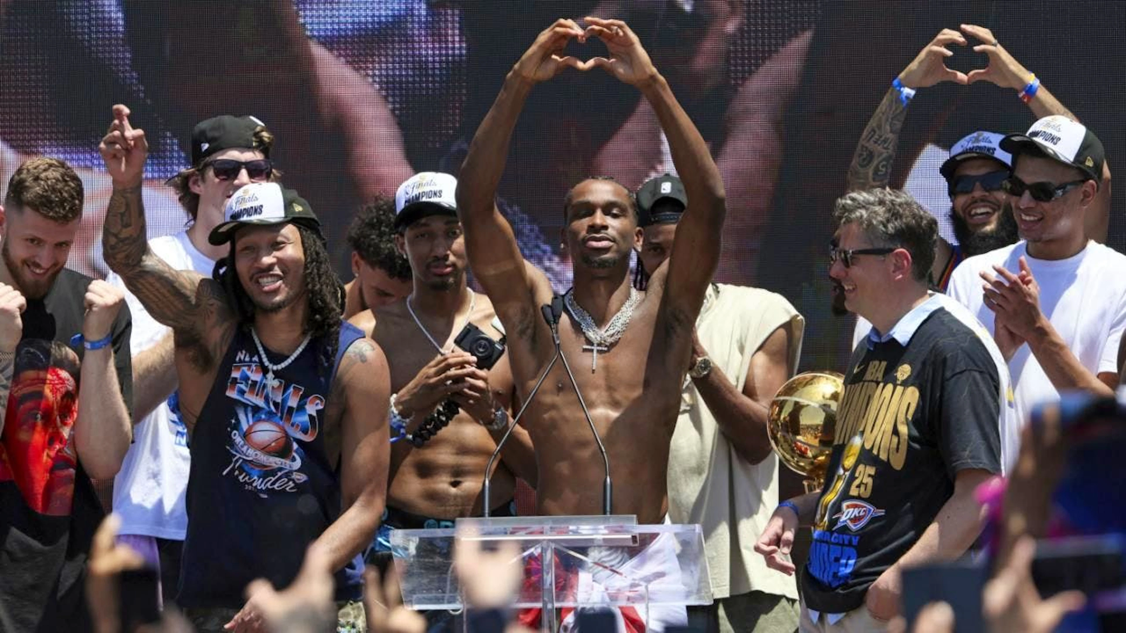 Shai Gilgeous-Alexander (oben ohne) lässt seine Künste vergolden