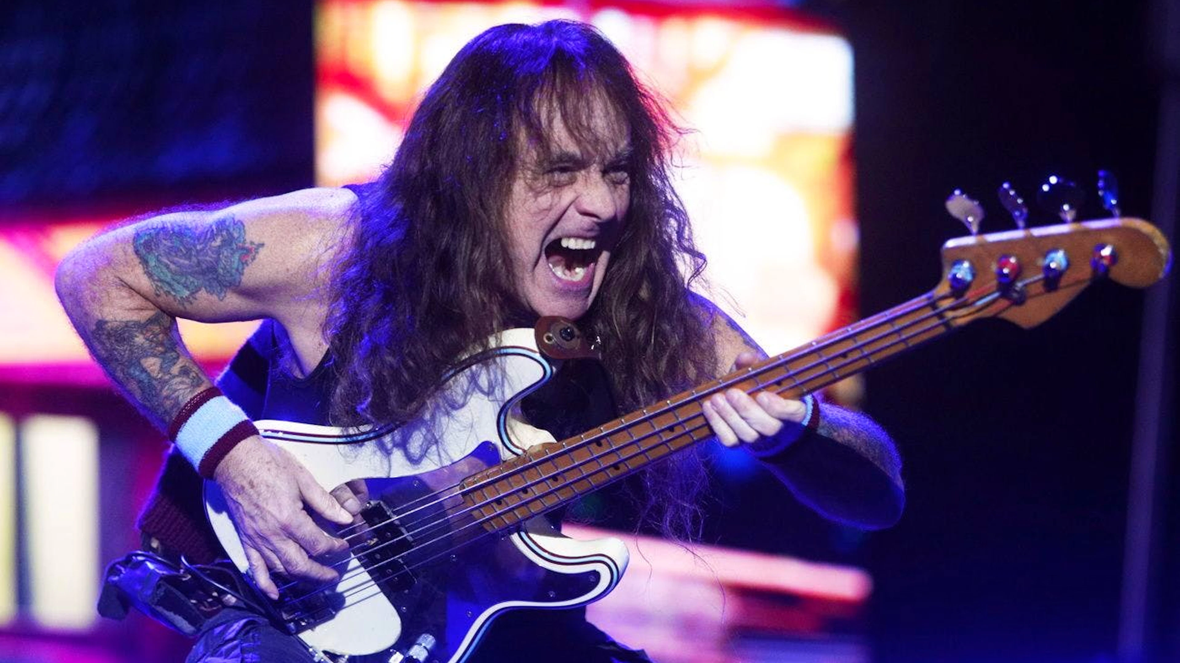 Le bassiste du groupe de heavy metal britannique Iron Maiden, Steve Harris, se produit à Santiago, au Chili, le 27 novembre 2024.