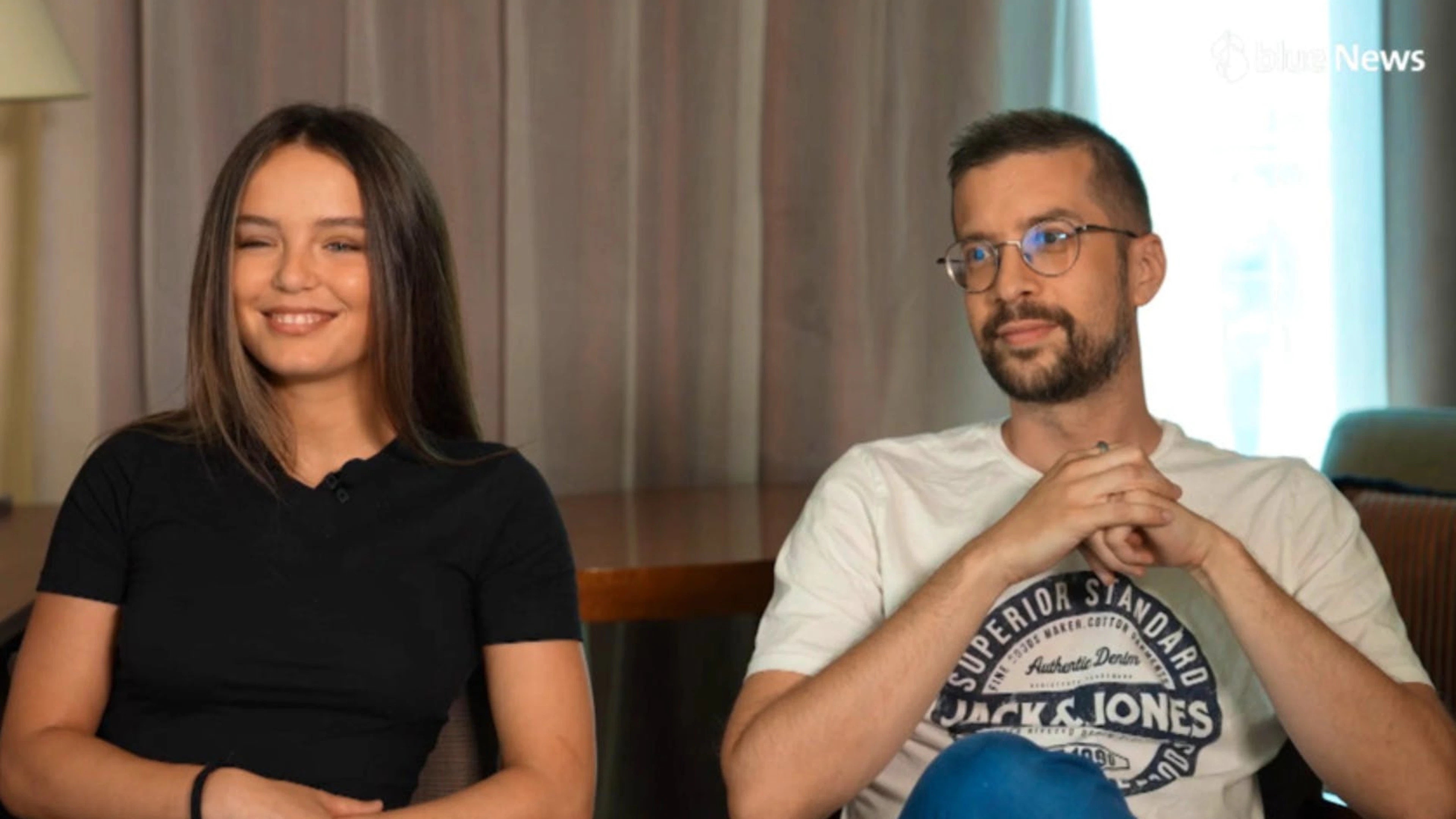 L'actrice Mallory Wanecque et le réalisateur Peter Dourountzis à l'heure de l'interview pour blue News.