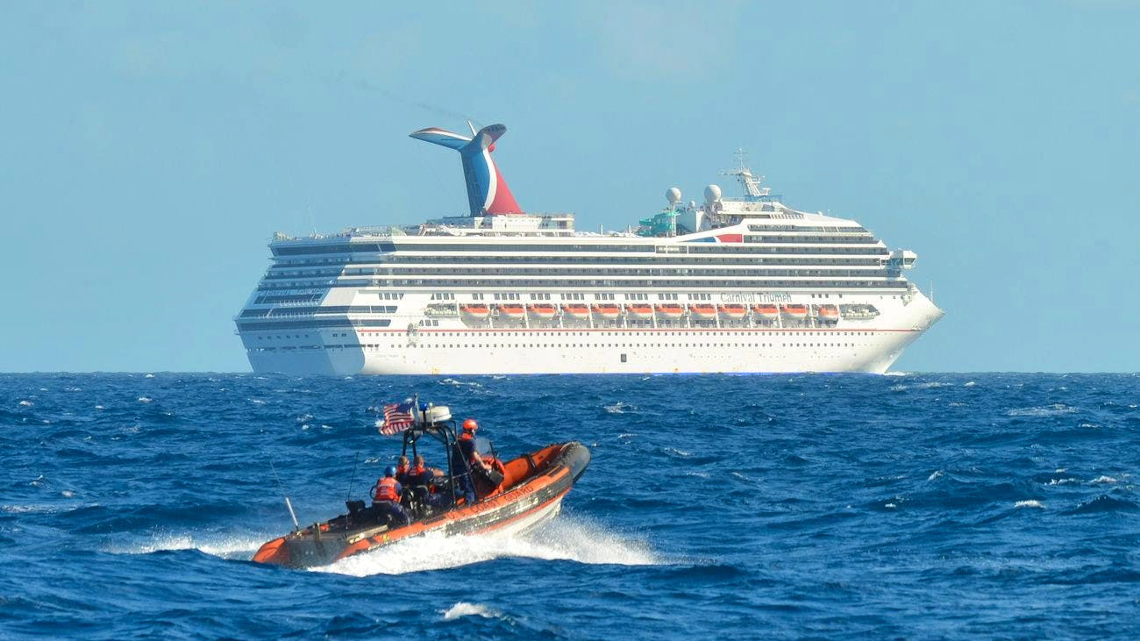 La Carnival Triumph, in balia delle onde, nel Golfo del Messico (11 febbraio 2013) 