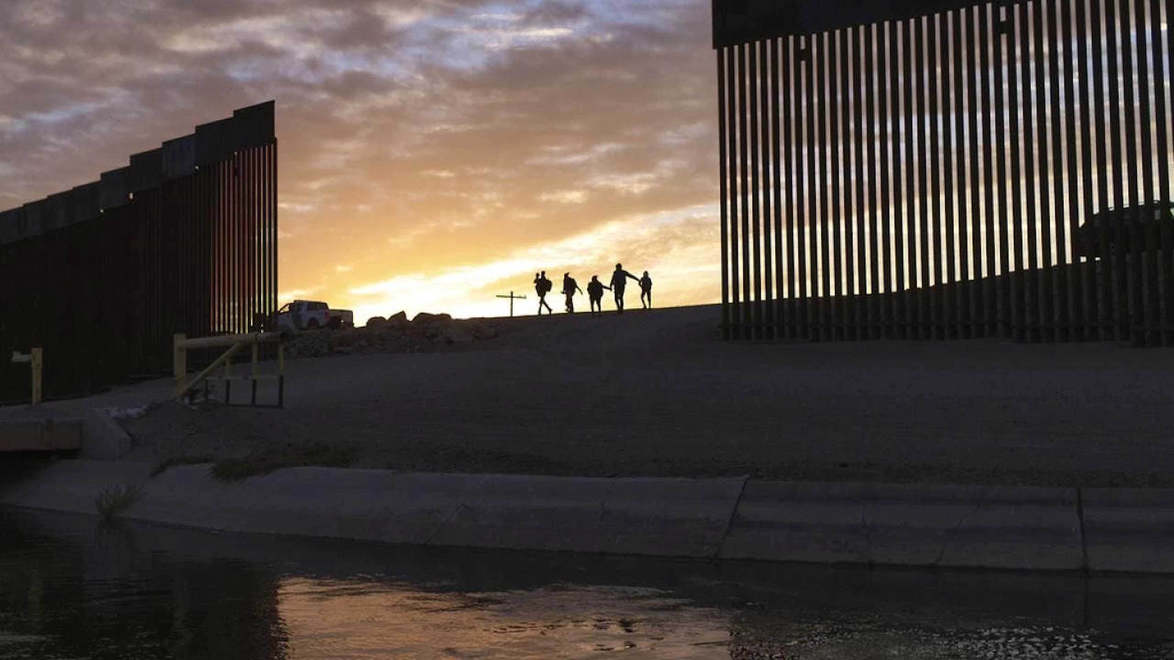 La direttiva del presidente impedisce ai migranti che attraversano il confine tra Stati Uniti e Messico di chiedere asilo.