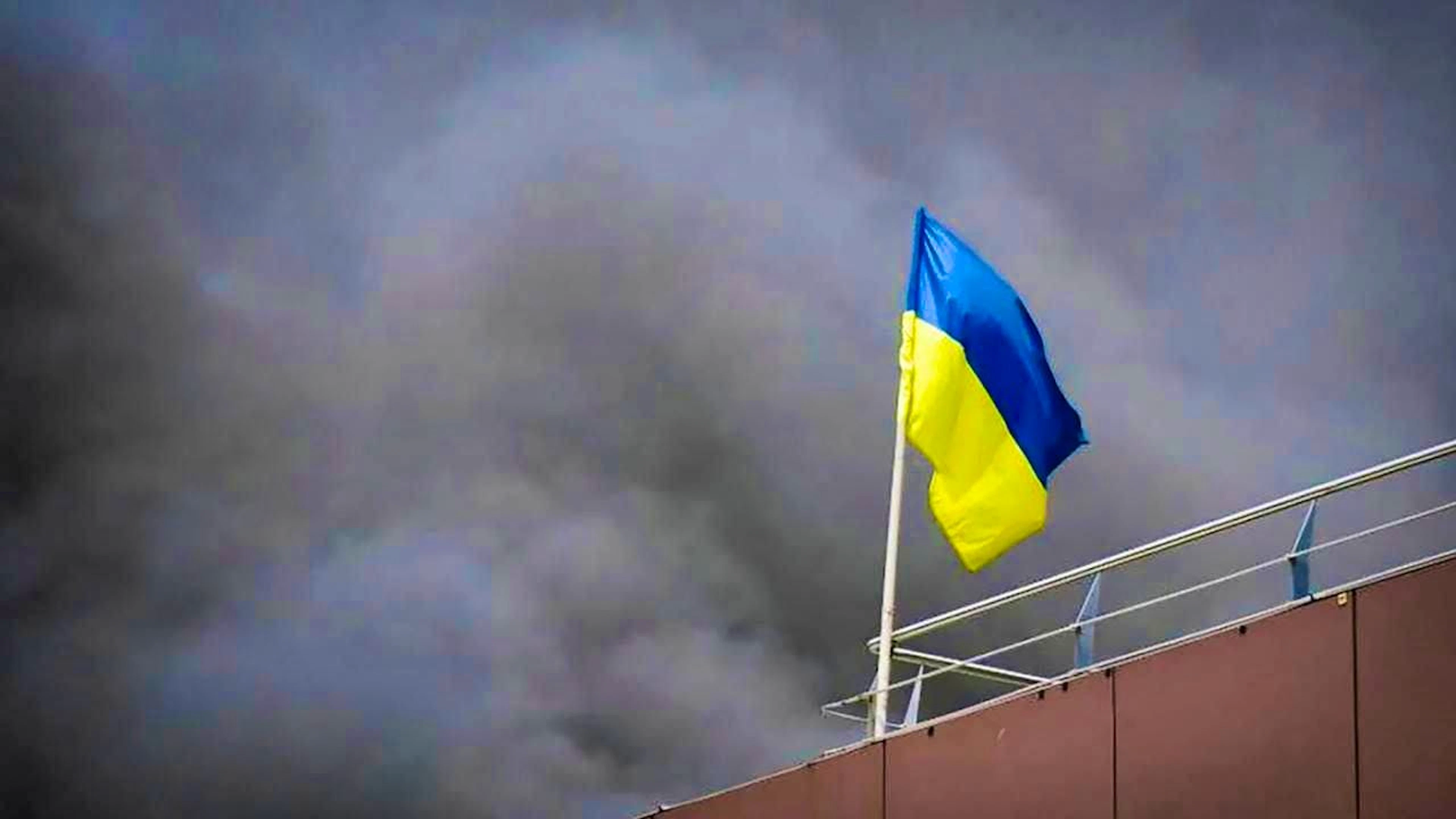 HANDOUT - In this photo released by the Dnipropetrovsk Regional Administration, the Ukrainian flag flies as smoke rises after a Russian missile attack. (Archive image) Photo: Uncredited/Dnipro Regional Administration/AP/dpa
