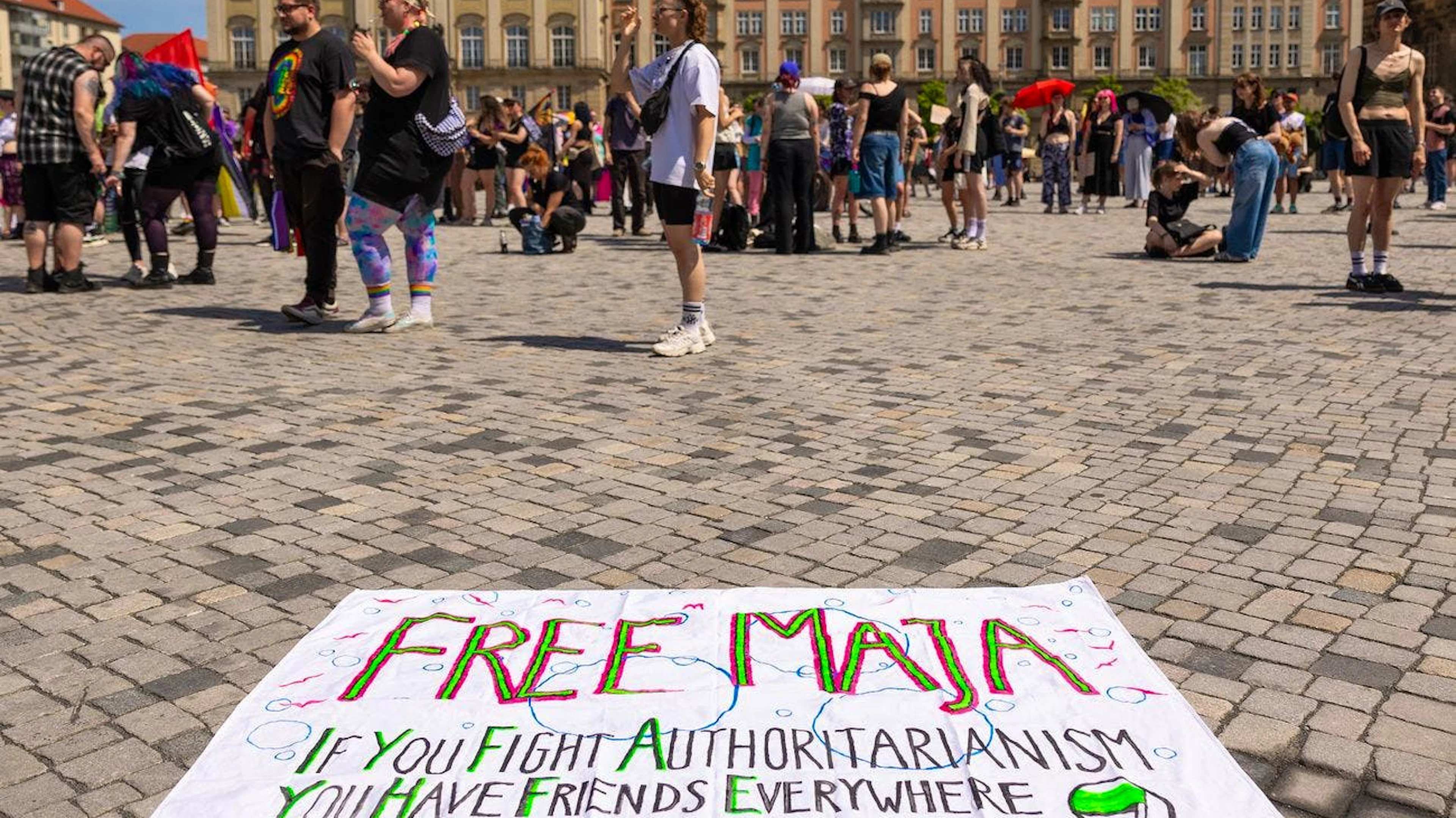Ein Plakat mit der Forderung zur Freilassung von Maja T bei der Pride in Dresden.