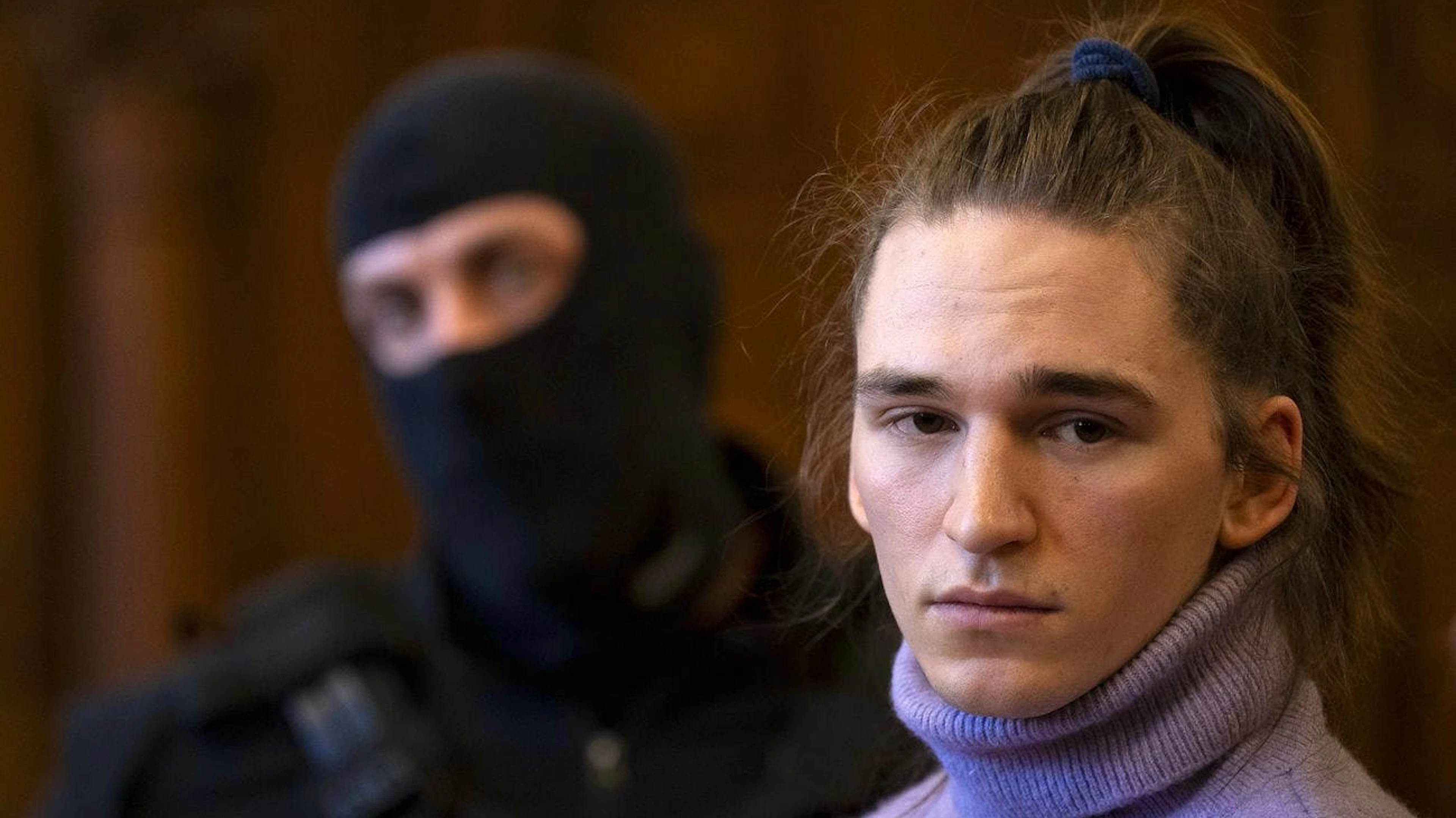 Maja T. im Februar 2025 im Gerichtsaal in Budapest. Maja T. wird vorgeworfen, an Angriffen auf Rechtsextremisten beteiligt gewesen zu sein.