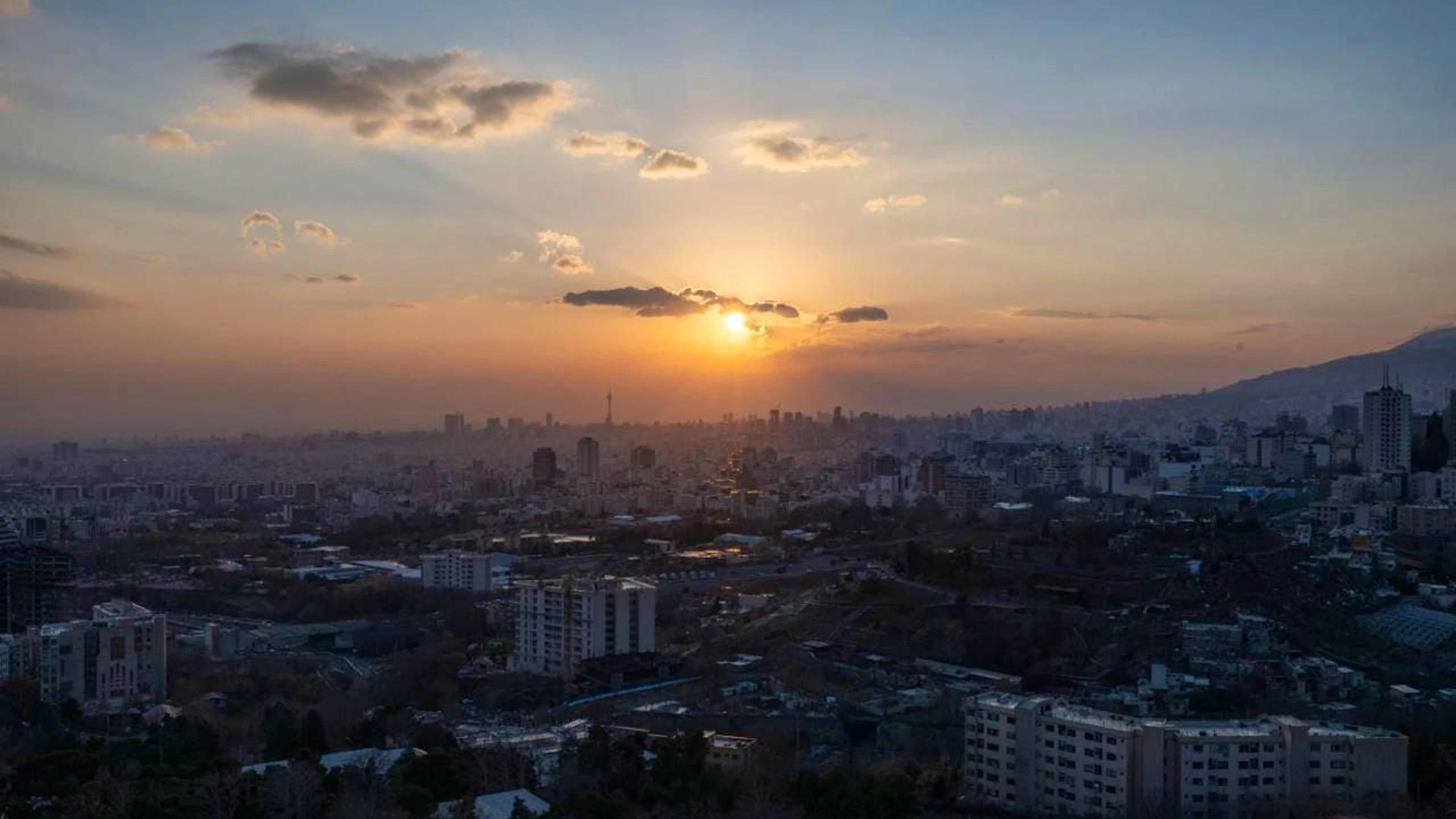 ARCHIV - In der Millionenmetropole Teheran brechen Sonnenstrahlen gegen Abend durch ein paar Wolken. Foto: Arne Immanuel Bänsch/dpa/Symbolbild