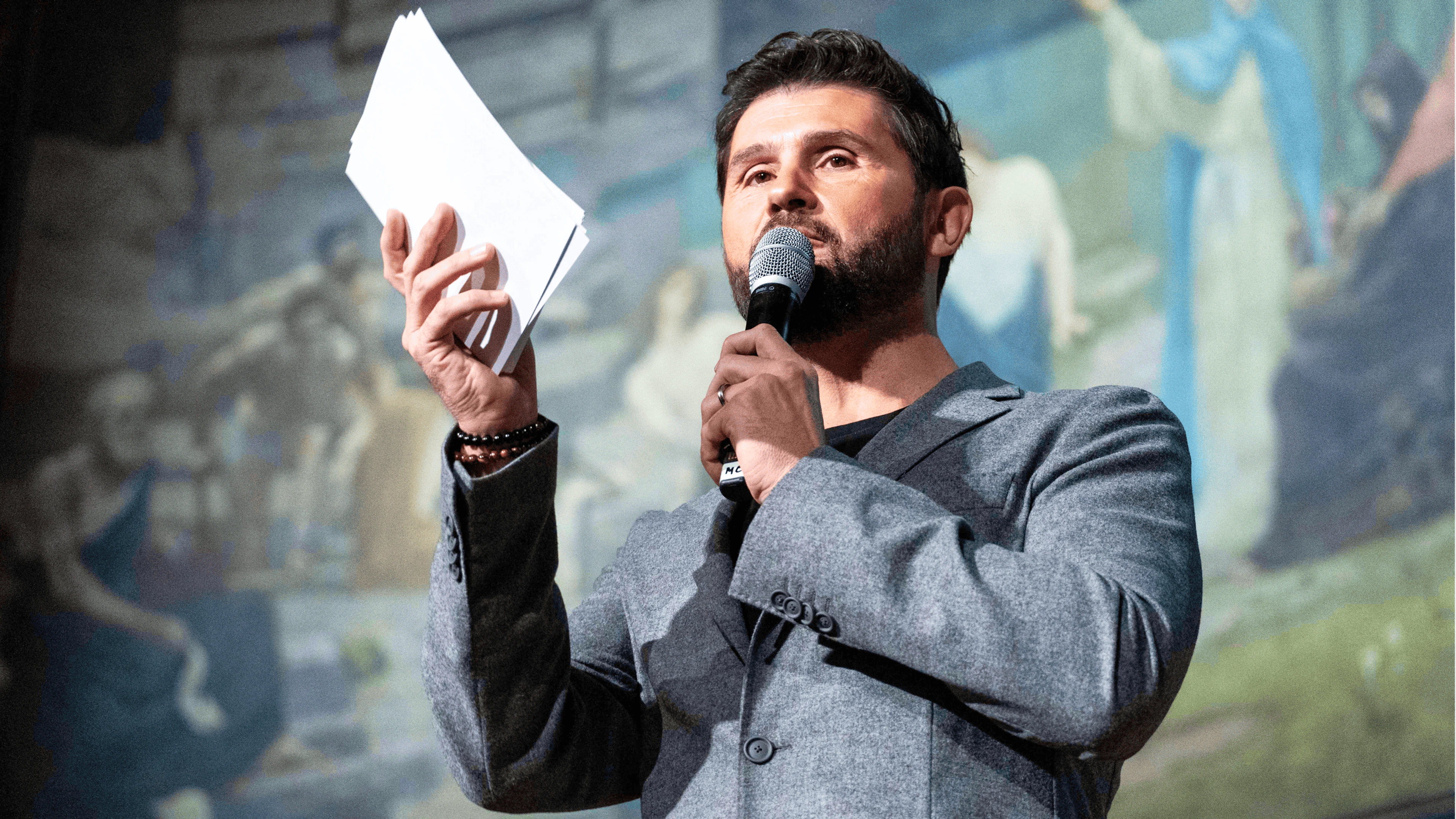 Christophe Beaugrand n'a pas apprécié la manière dont Laurence Boccolini a été brutalement évincée de l'émission culte Les Enfants de la télé.