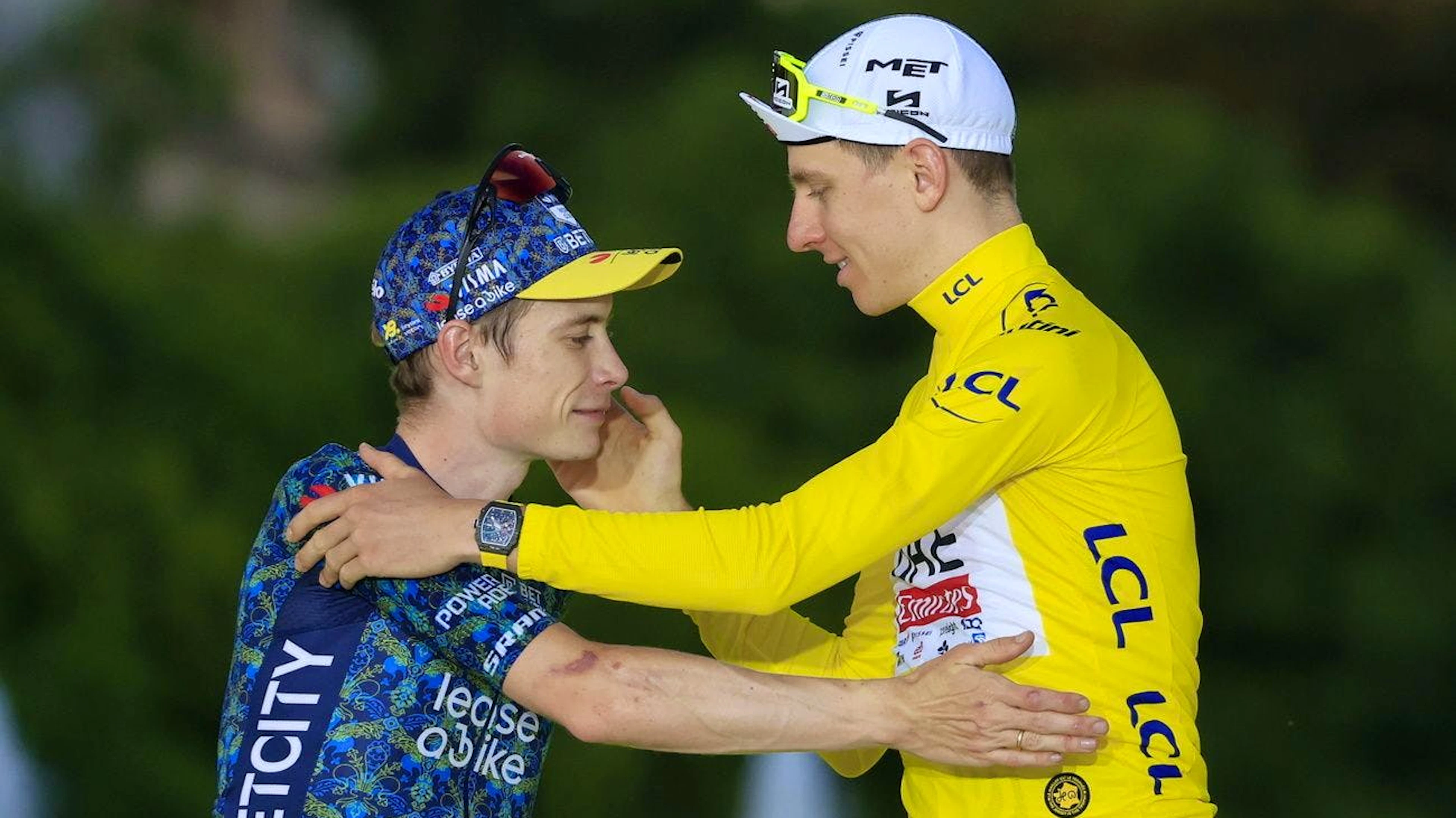 Tadej Pogacar (à droite) a assuré jeudi avoir beaucoup de respect pour son rival Jonas Vingegaard.