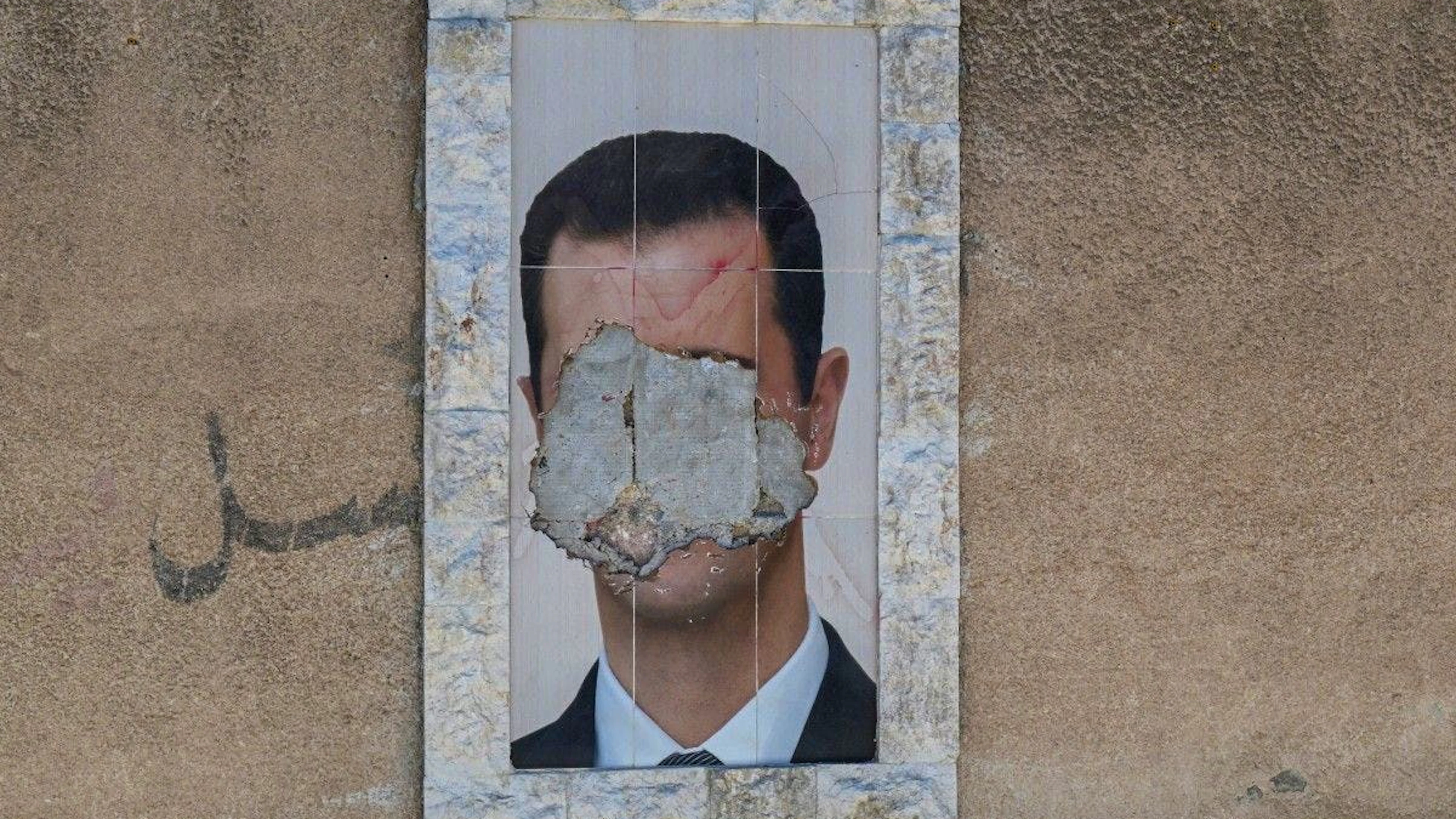 En novembre 2023, des juges français avaient émis un mandat d'arrêt pour complicité de crimes contre l'humanité et de crimes de guerre contre Bachar al-Assad, pour les attaques chimiques imputées à son régime en 2013, ayant fait plus de mille morts (archive).