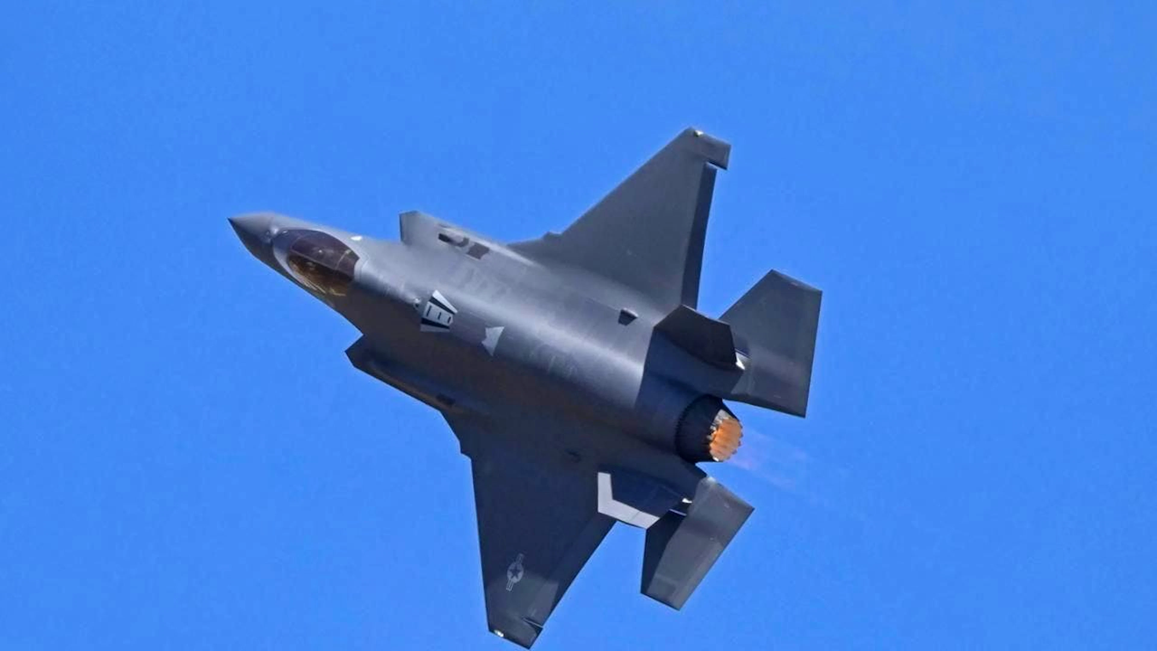 Depuis l'annonce du "malentendu" sur le prix fixe des avions de combat F-35, la politique a les yeux rivés sur le Département fédéral de la défense (archives).