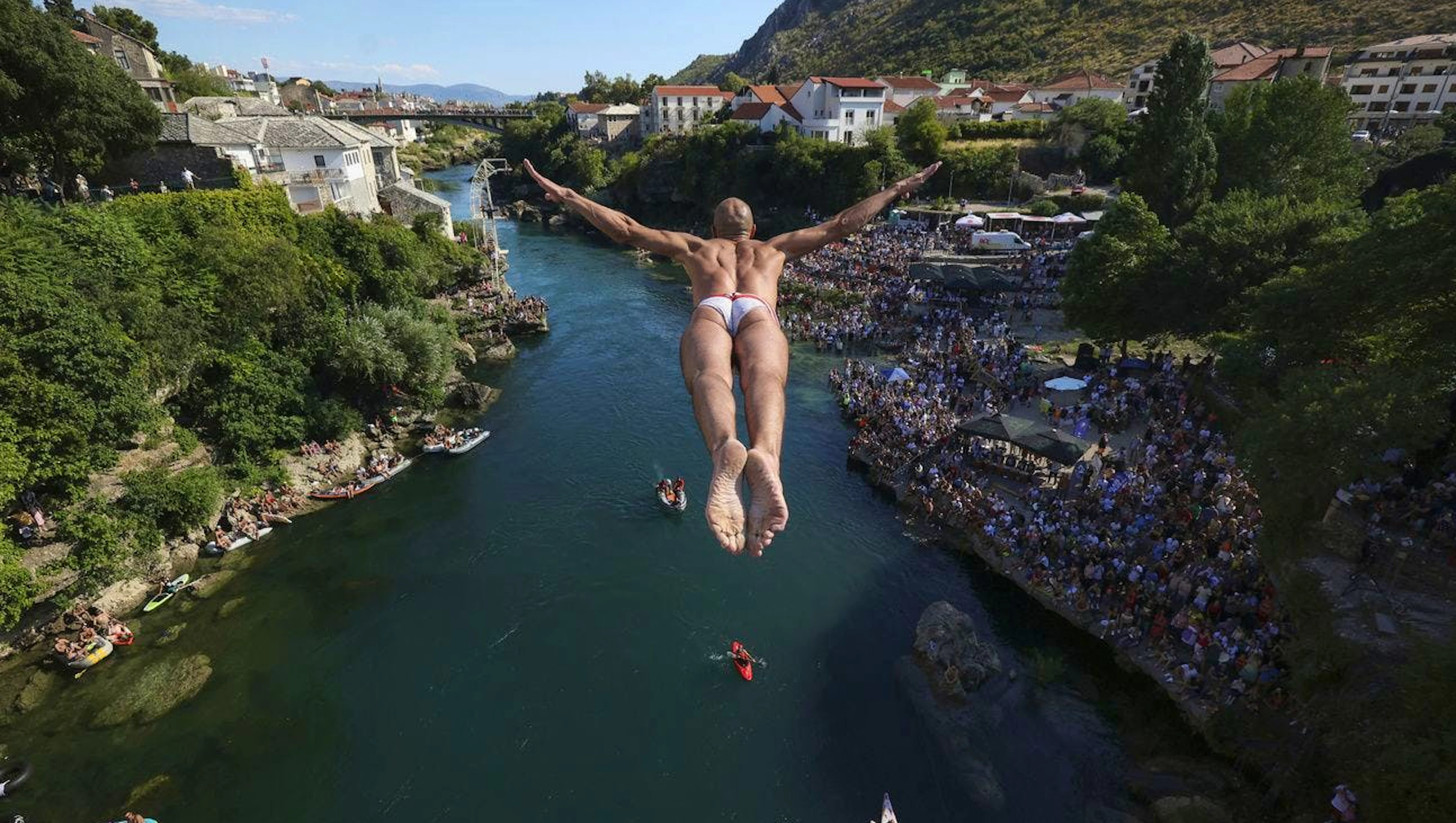 Der Sprung von der Stari Most (Alte Brücke) ist gefährlich. Wer sich aus rund 20 Metern Höhe fallen lässt, beschleunigt auf bis zu 85 km/h.
