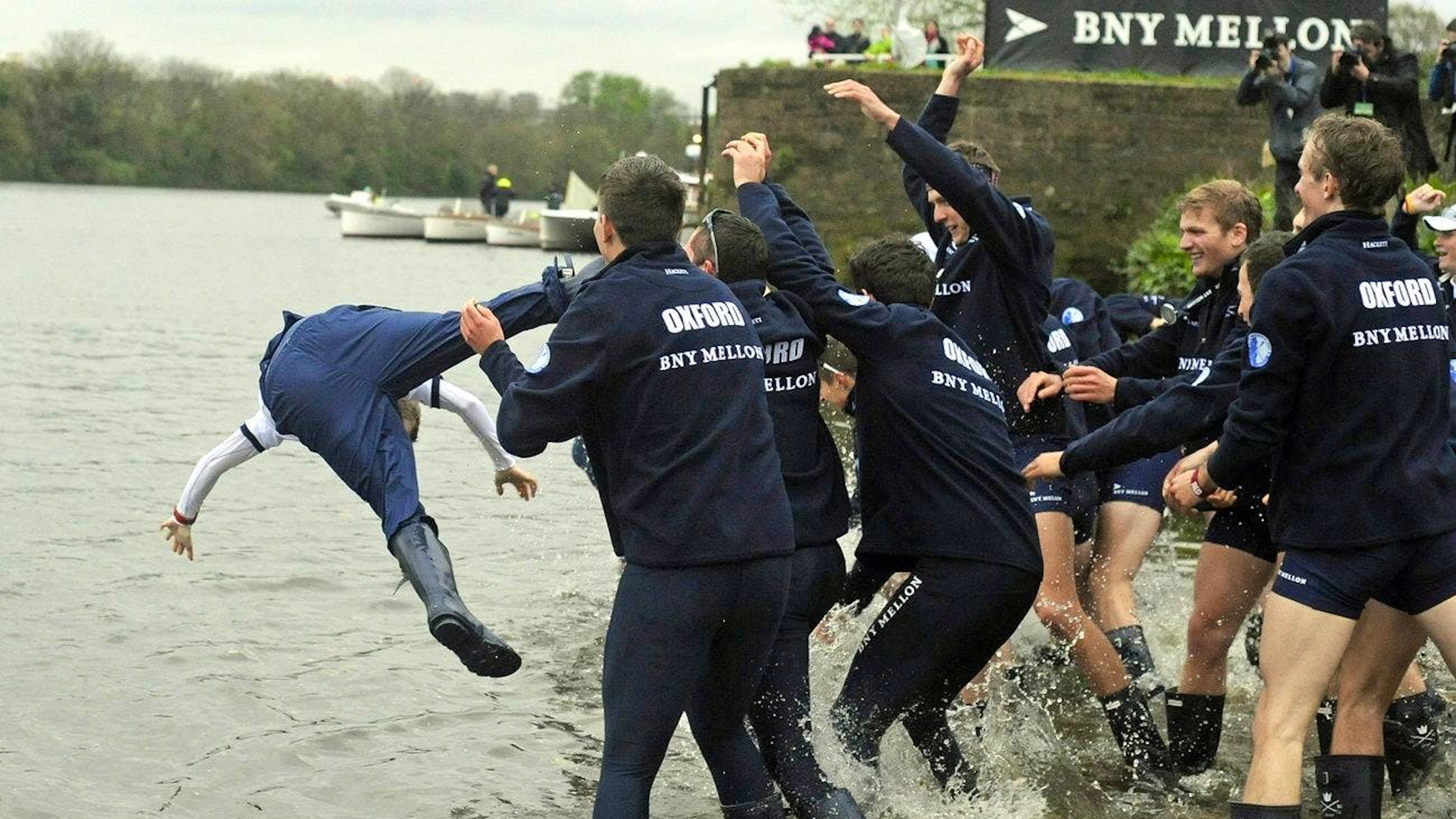 Vom Baden in der Themse wird abgeraten: Beim legendären Ruderduell der Universitäten Cambridge und Oxford landet höchstens der Steuermann des Gewinnerteams mal im schmutzigen Gewässer.