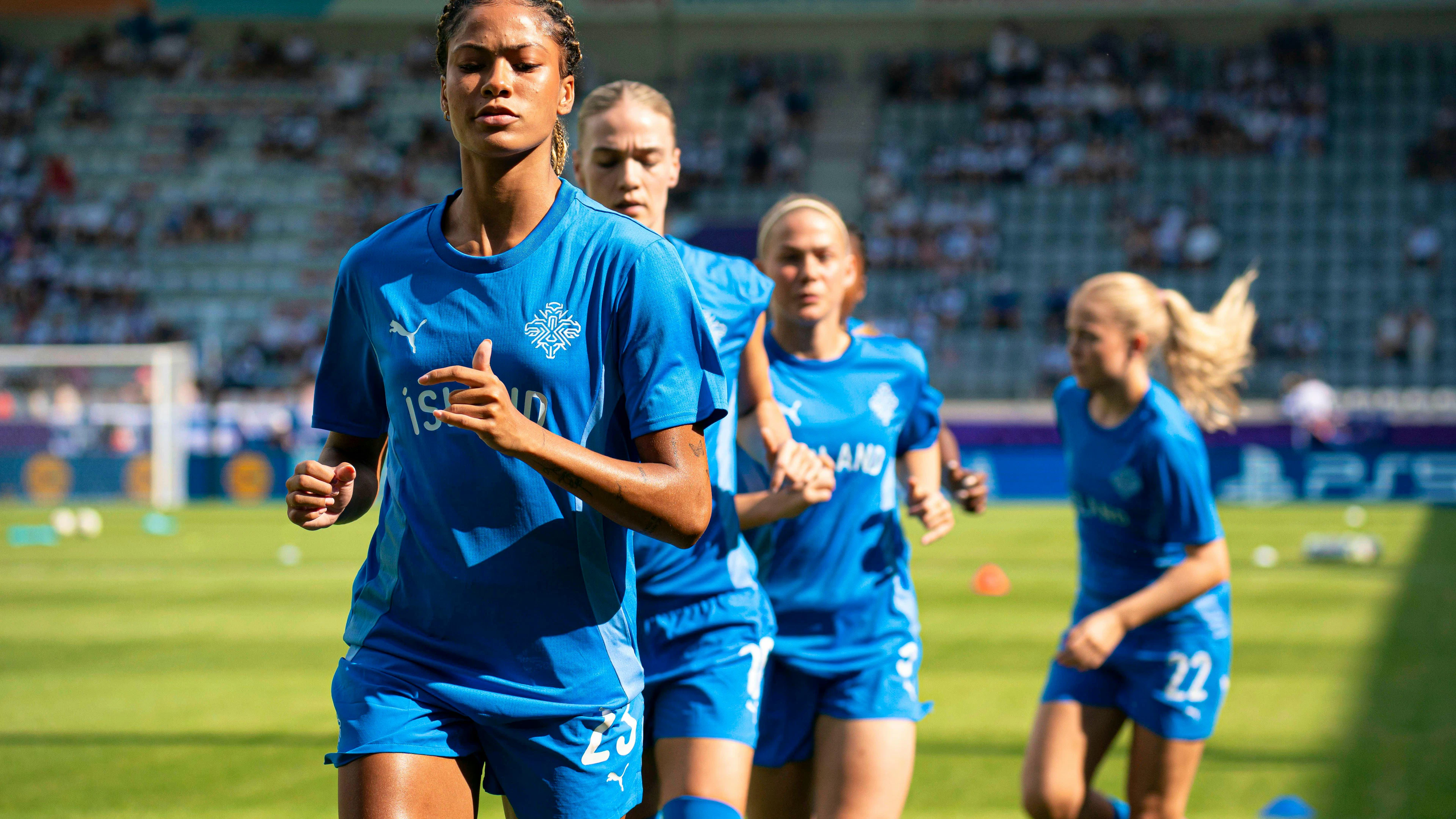 Sveindis Jane Jonsdottir (devant) est confiante avant le match face à la Suisse.