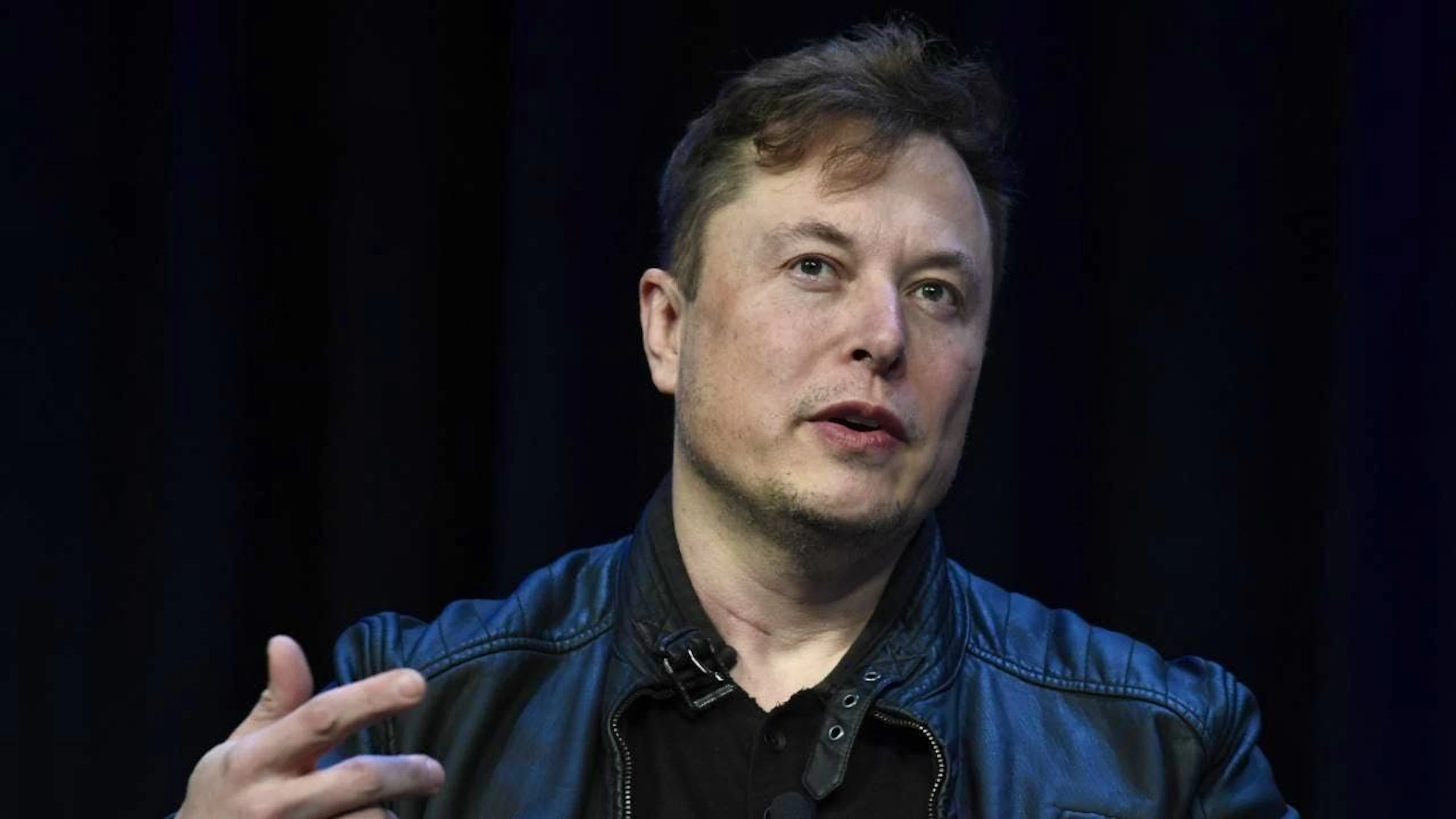 Musk parle d'avoir économisé 160 milliards de dollars avec DOGE, mais la valeur devrait atteindre un billion de dollars «avec le temps». «Je vais continuer venir ici, faire des visites», a-t-il déclaré, à l'époque à la Maison Blanche, "et continuer à être un ami et un conseiller du président» (archive).