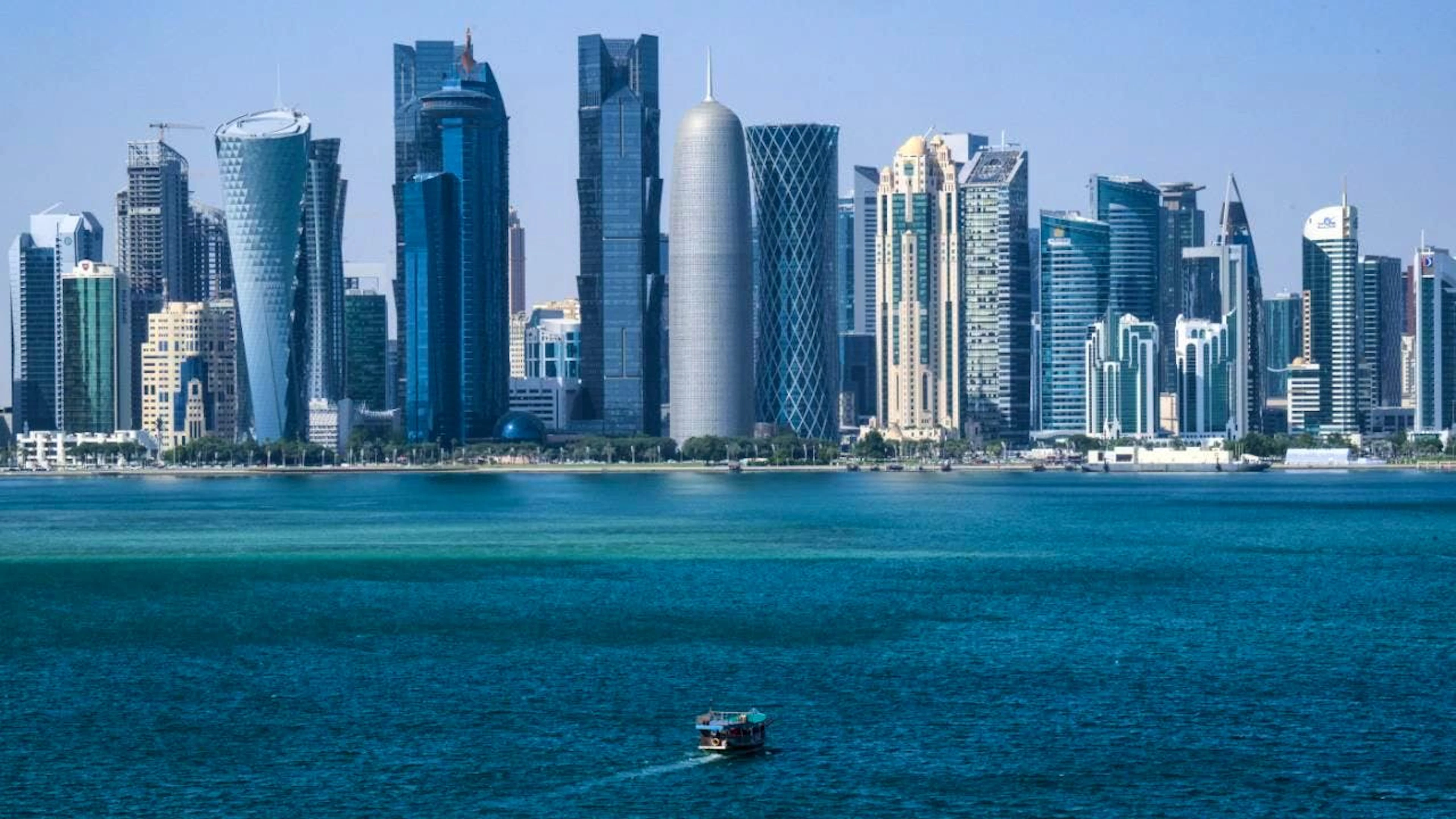 ARCHIV - Ein Boot fährt vor der Skyline von Doha (Katar) vorbei. Die Metropole am Persischen Golf wächst seit Jahrzehnten kontinuierlich. Foto: Bernd von Jutrczenka/dpa/Archivbild