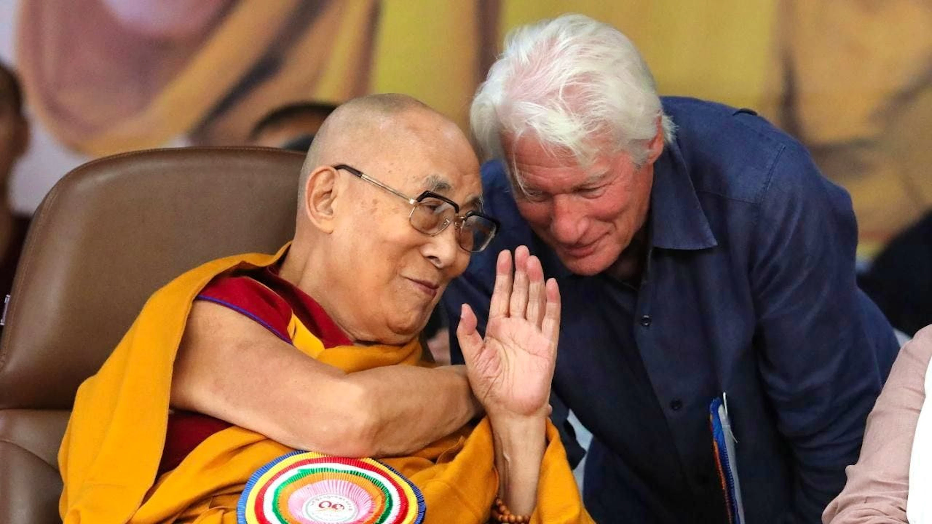 Il Dalai Lama parla con Richard Gere nel corso del 90mo compleanno del leader spirituale a McLeod Ganj, vicino a Dharamsala, in India.