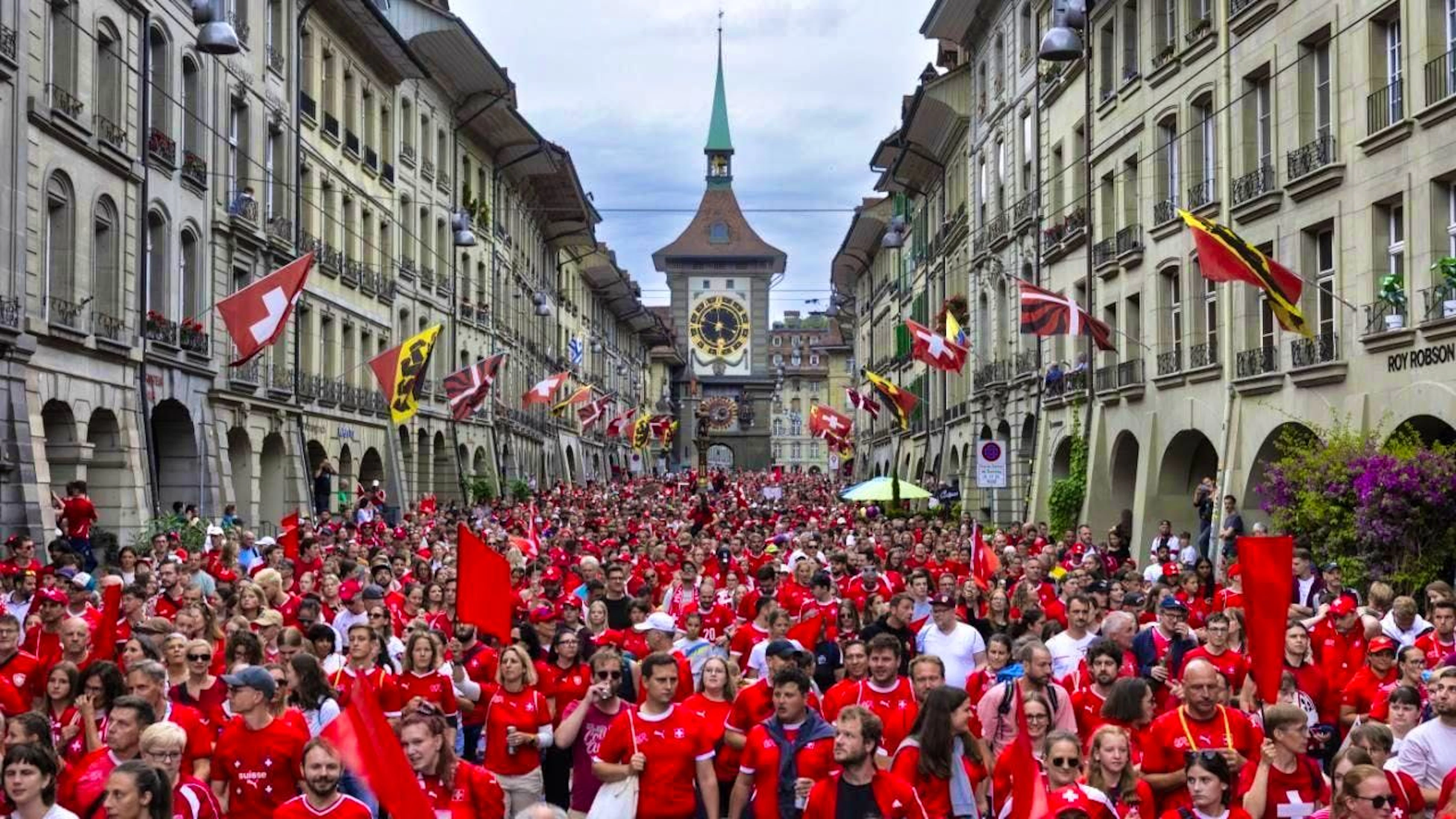 The route led through the old town to the Bärengraben and from there up the Aargauerstalden to the stadium.