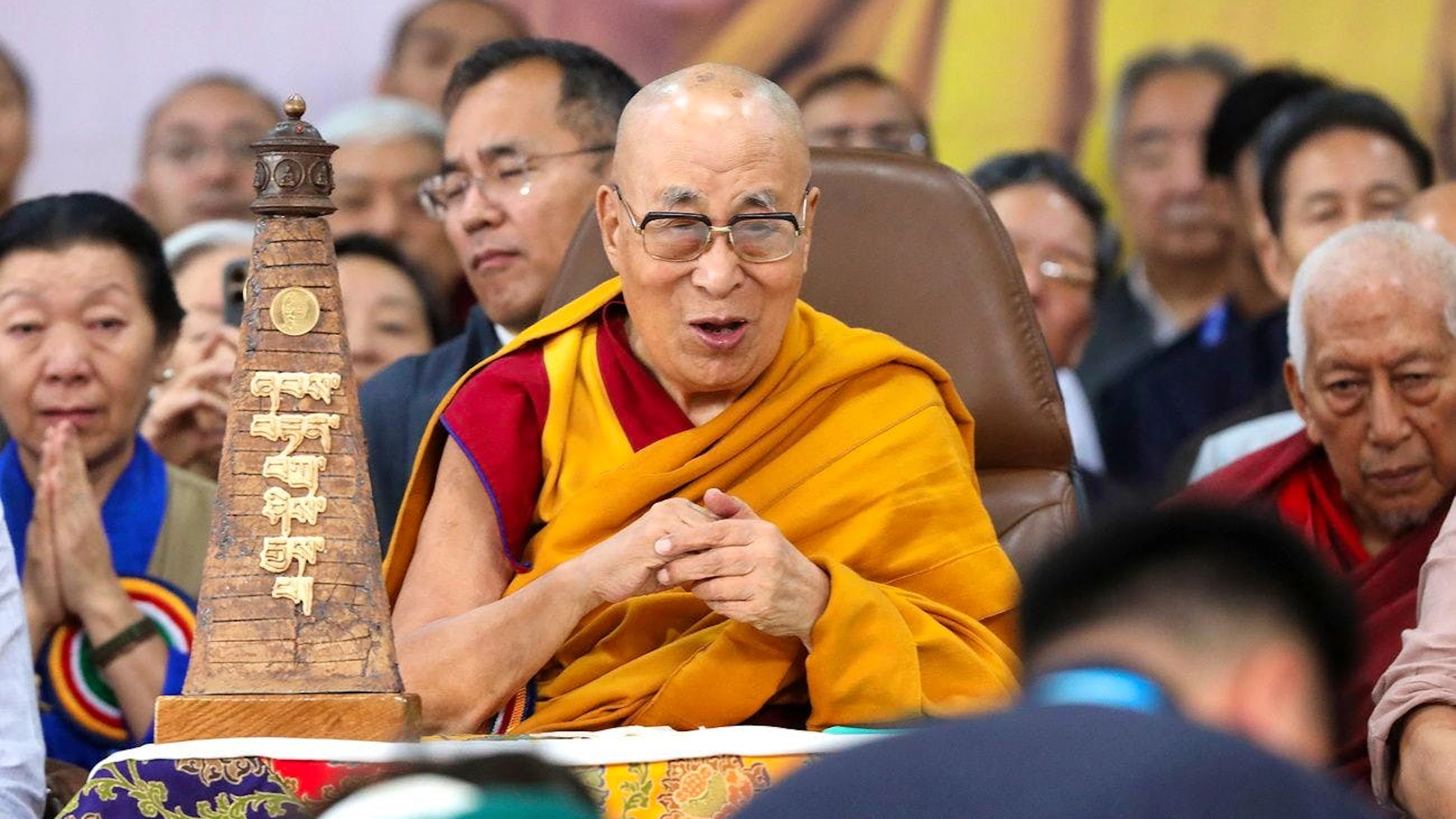 Dalai Lama (al centro) festeggia i suoi 90 anni in compagnia di migliaia di fedeli.