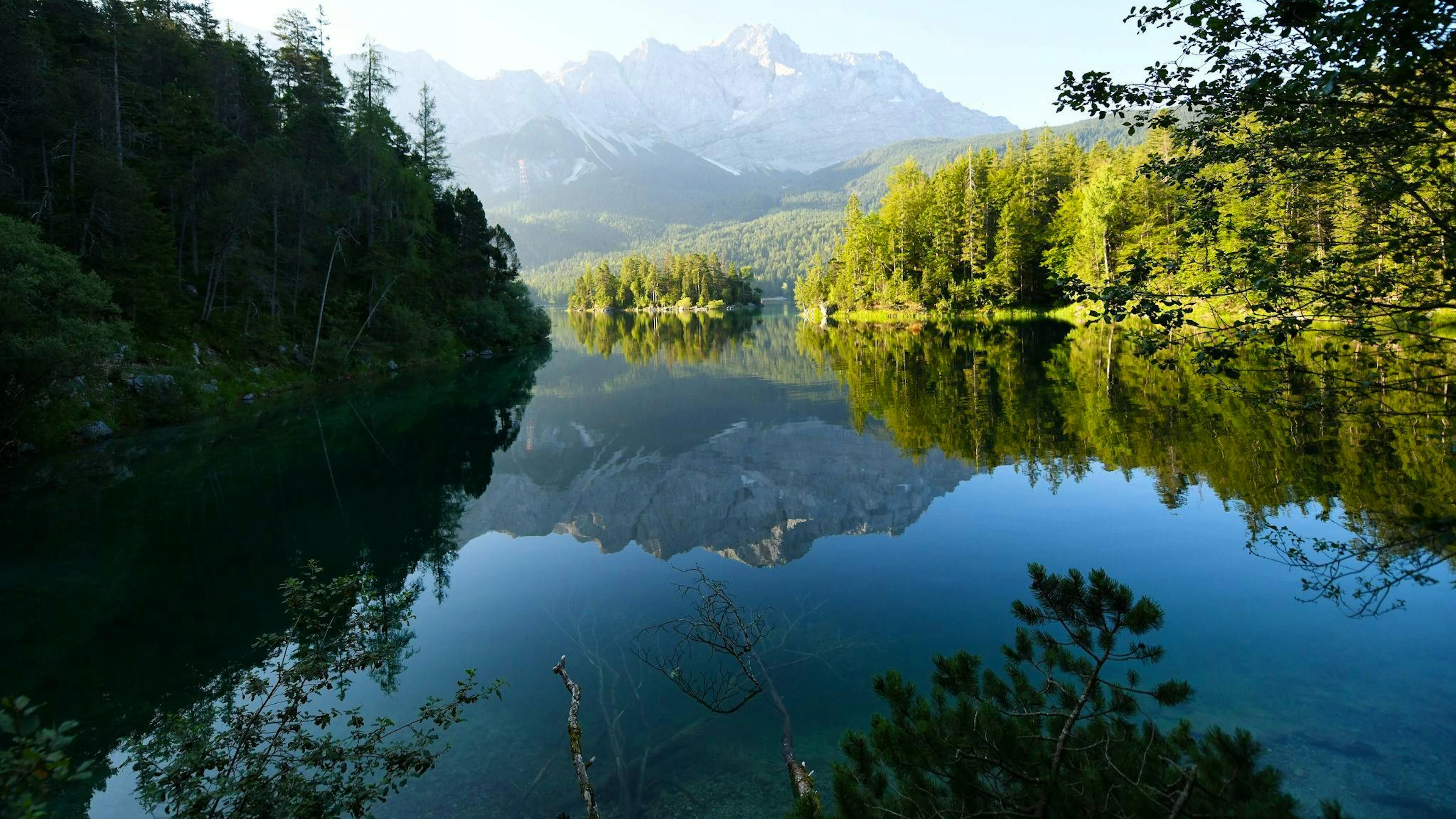 Im Eibsee wird nach einem untergegangenen Vater und seinem Sohn gesucht. (Archivbild)