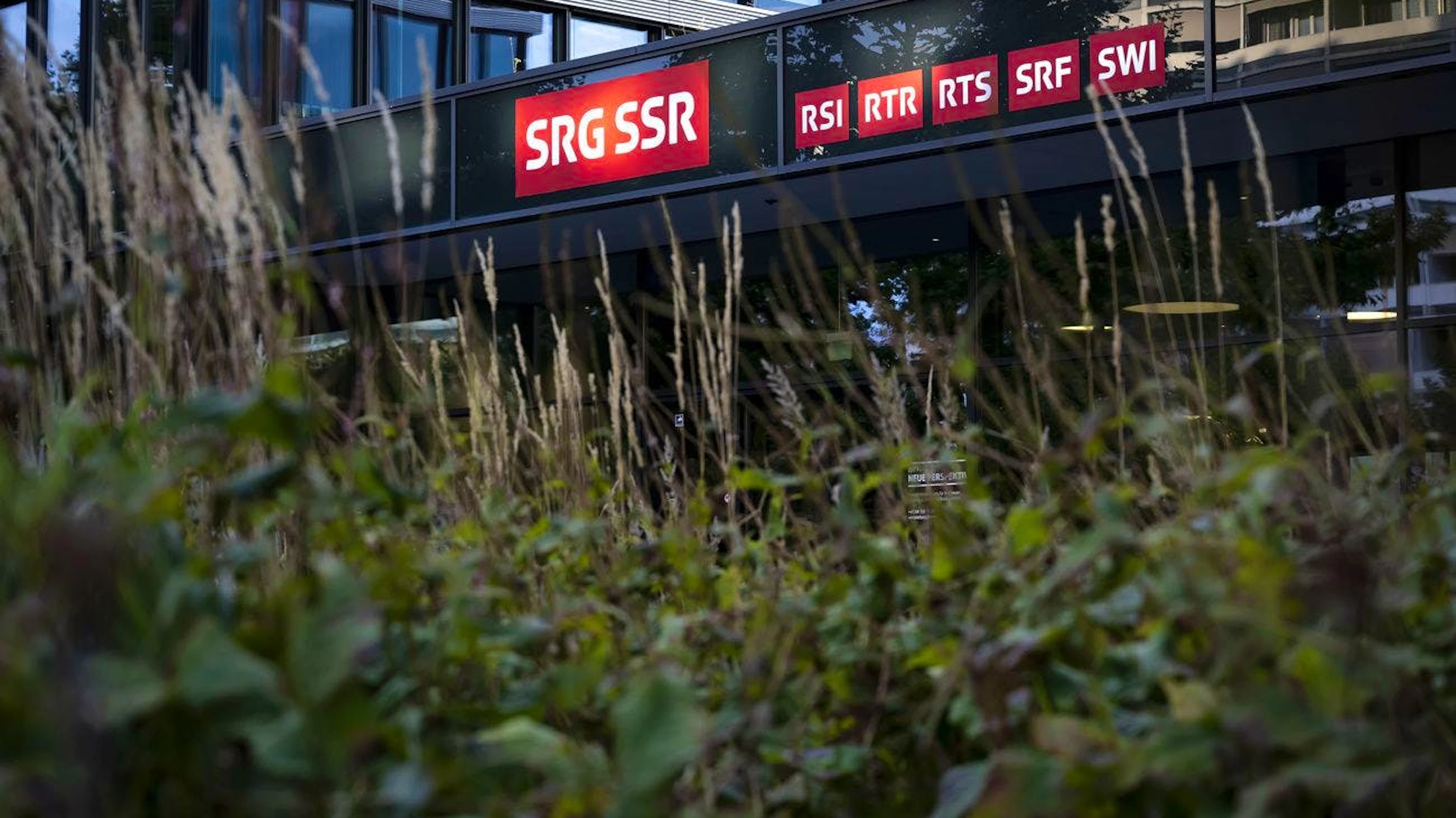 L'initiative «200 francs, ça suffit» (initiative SSR) demande la baisse de la redevance pour la radio et la télévision de 335 francs aujourd'hui à 200 francs à l'avenir par an et par ménage. Le Conseil fédéral et le Conseil national rejettent le texte, celui des Etats doit encore se prononcer.