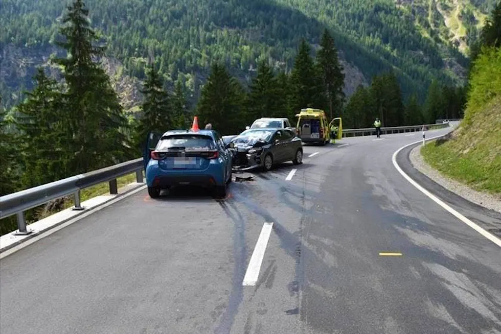 Scontro tra auto a Poschiavo, vari feriti