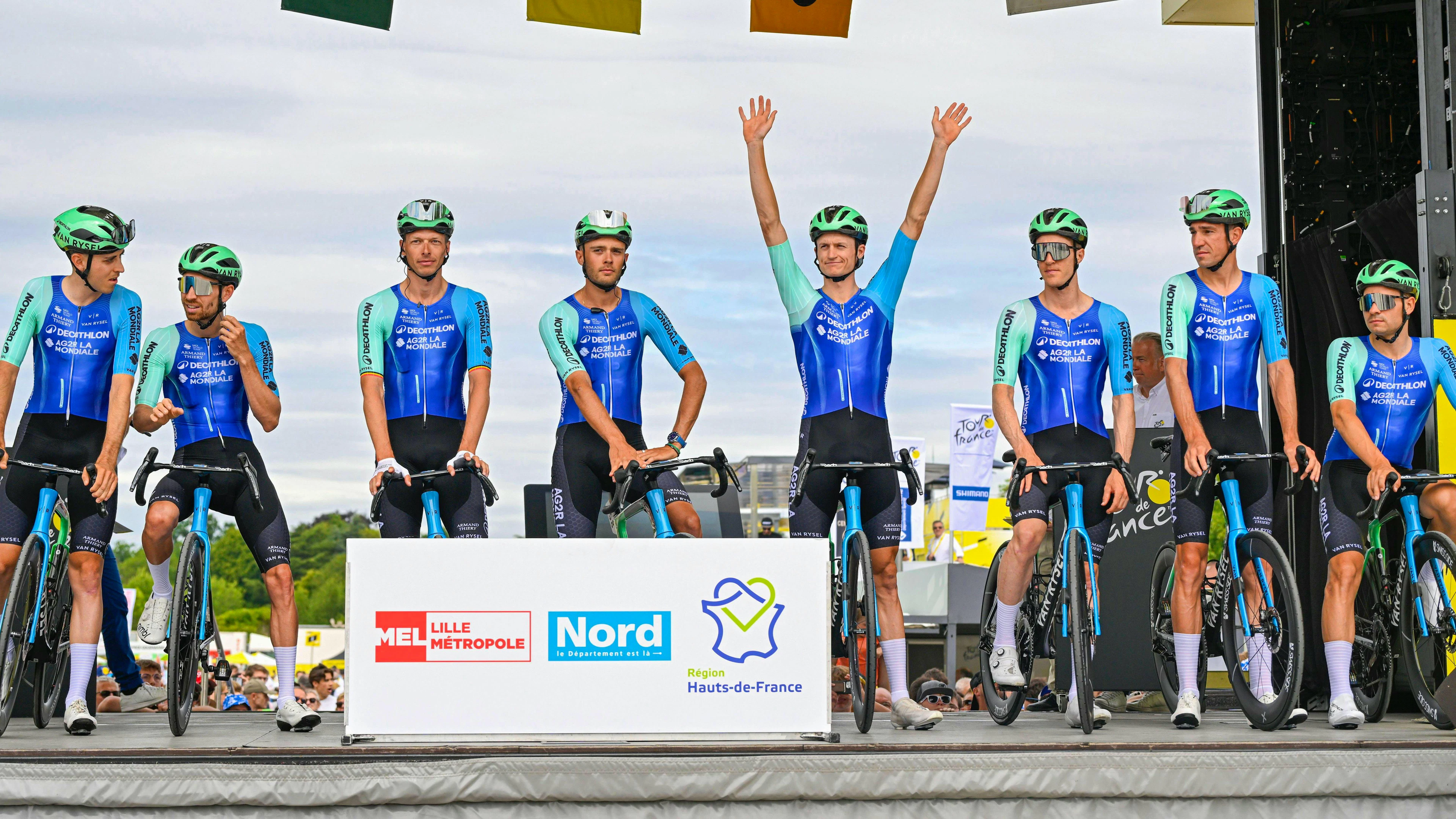 La formation Decathlon-AG2R La Mondiale avant le coup d'envoi du Tour de France 2025.